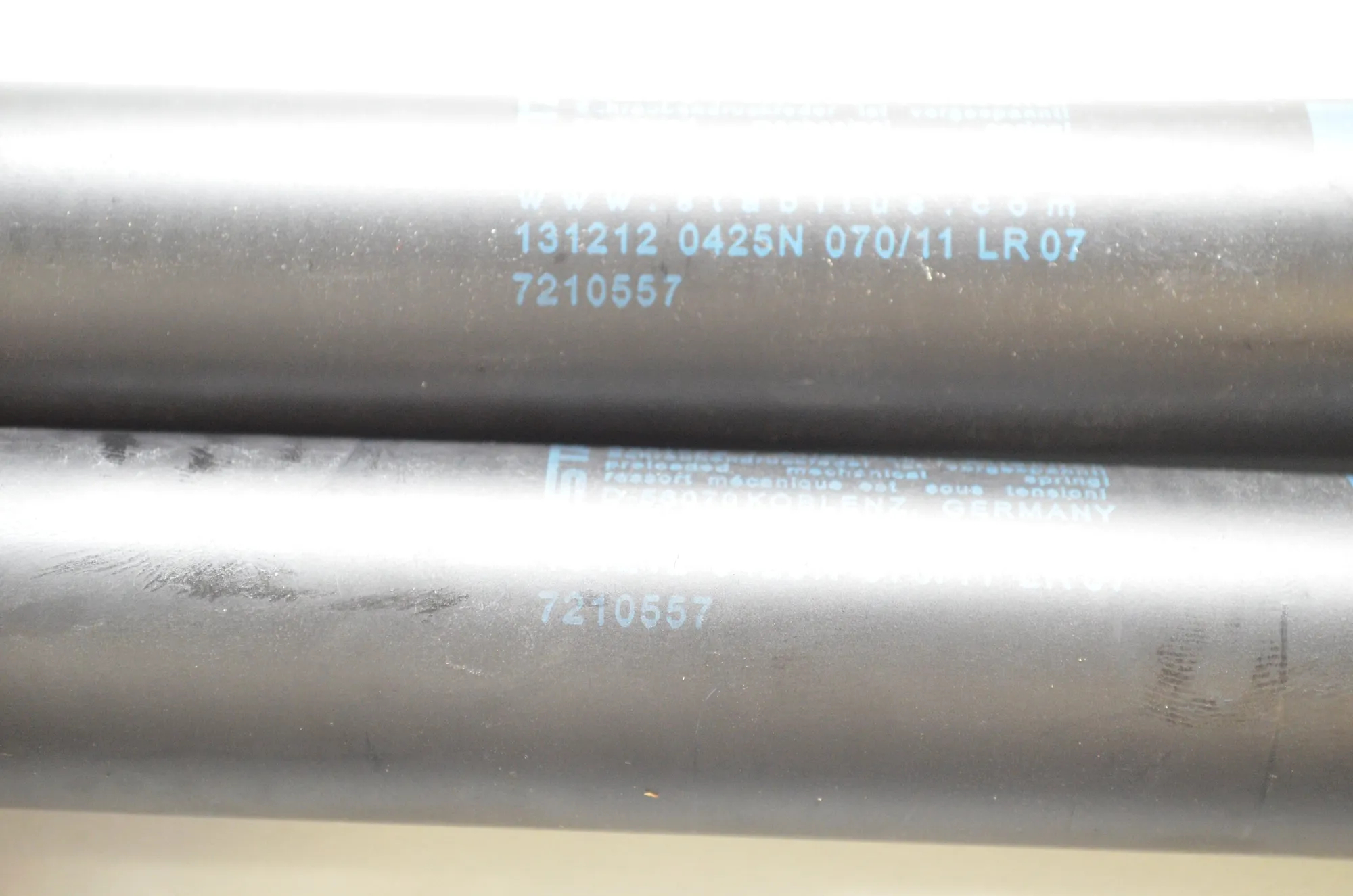Left Side Tailgate Gas Strut – OEM 7210557 · BMW 5 Touring (F11) 530 d xDrive 2011 – 4