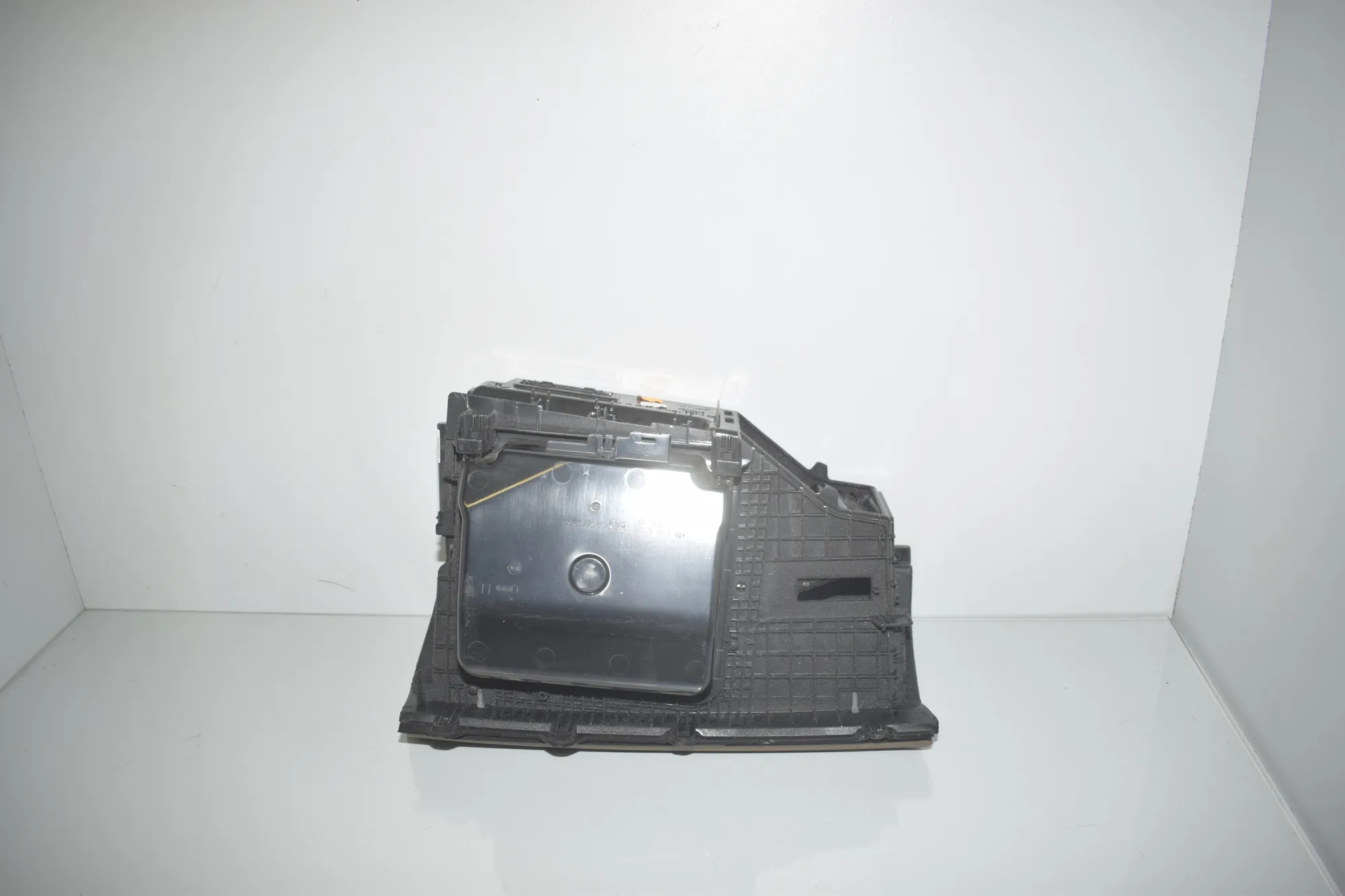 Glove Compartment – OEM 9166683 · BMW 5 Touring (F11) 530 d 2015 – 4