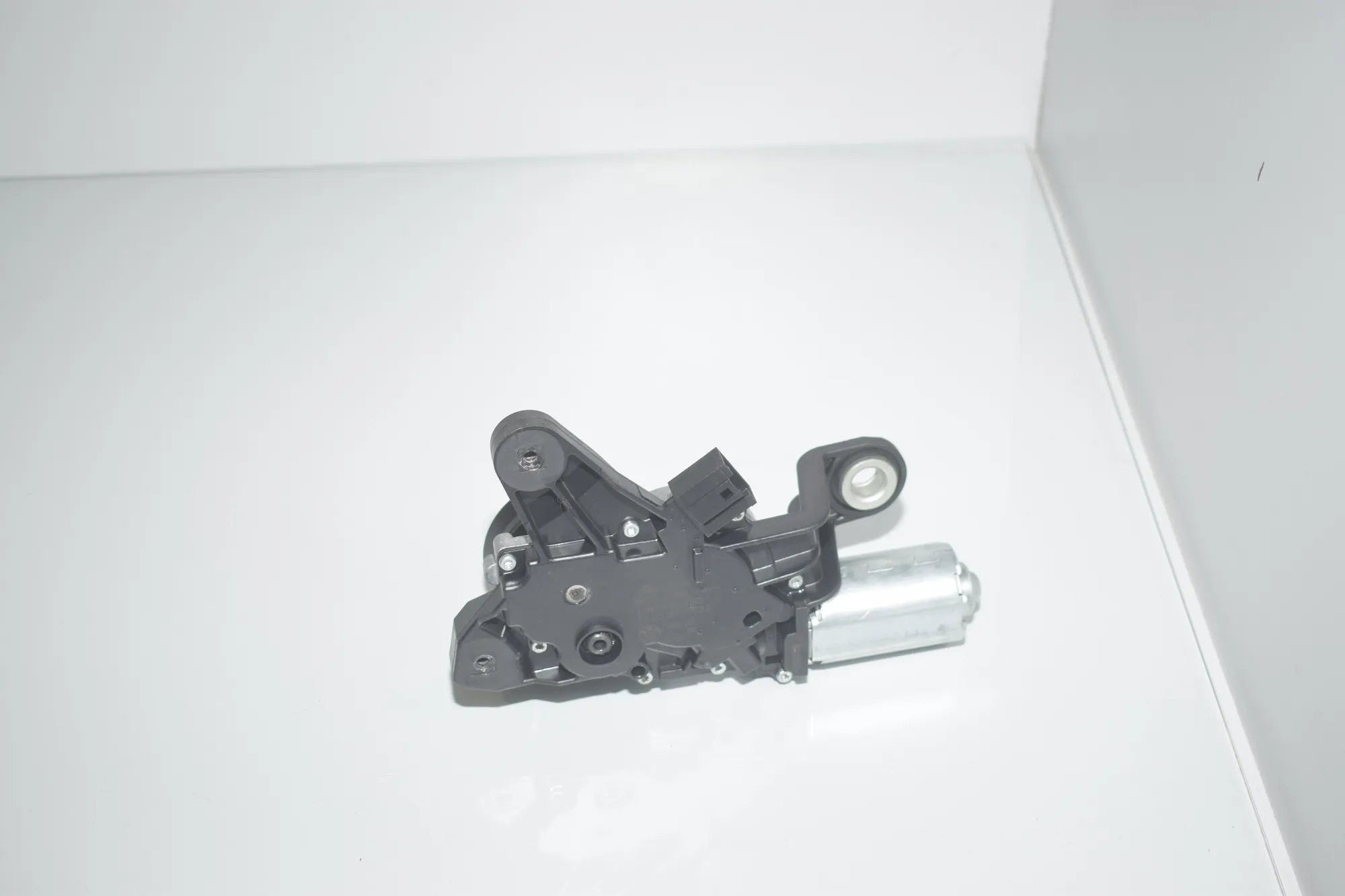 Tailgate Window Wiper Motor – OEM 7213233 · BMW 5 Touring (F11) 530 d xDrive 2011 – 4