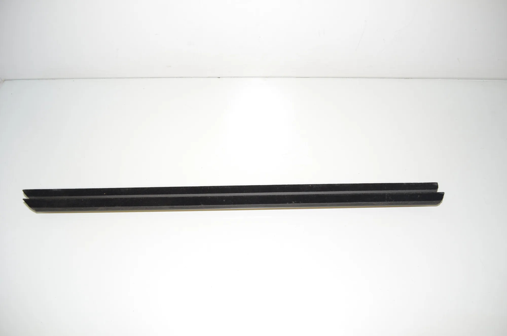 Front Right Door Window Molding – OEM 7407420 · BMW 3 Touring (G21) (2019 - -) 330 e Plug-in-Hybrid 2021 – 2
