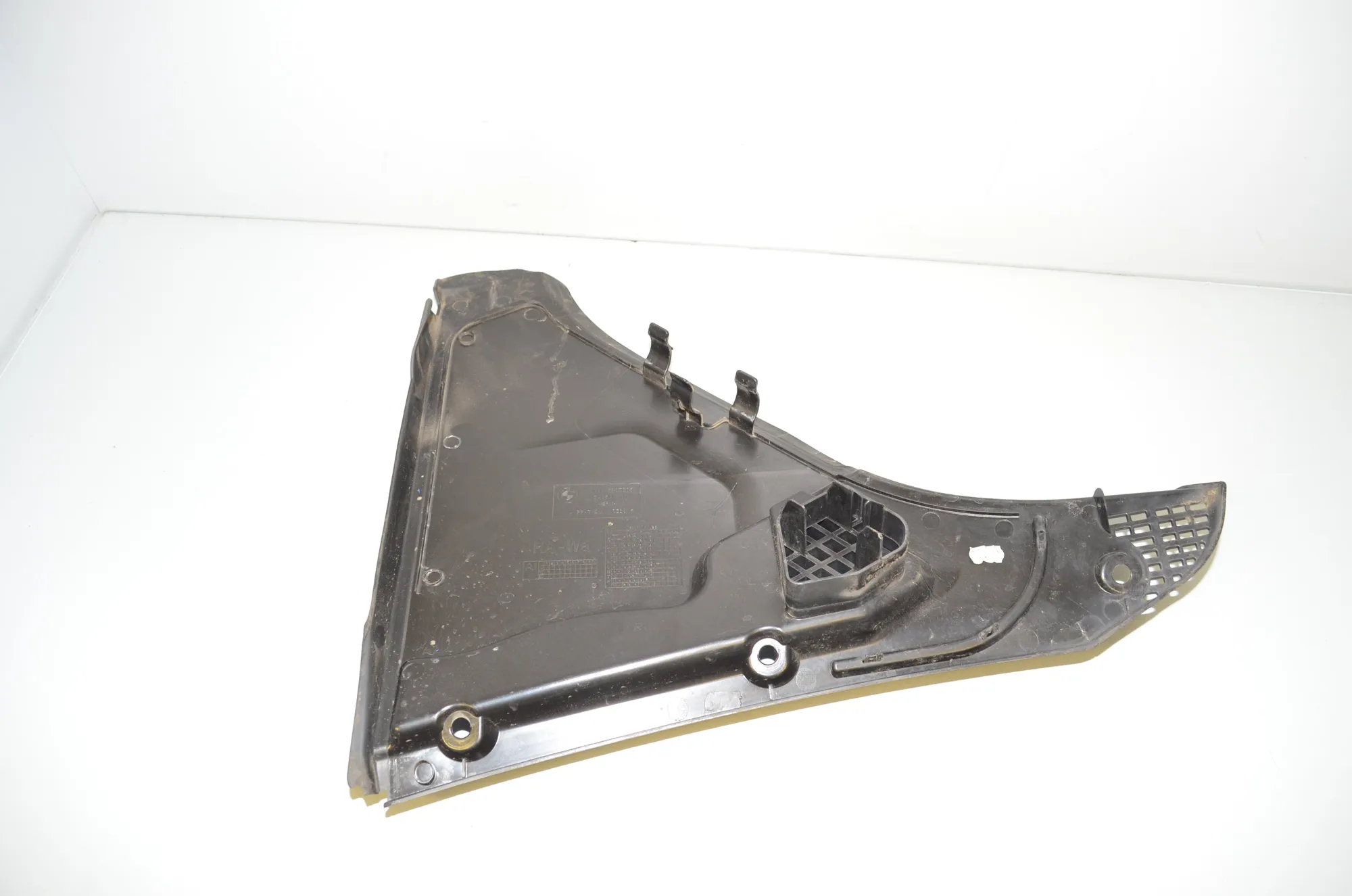 Front Wiper Cowl Trim – OEM 6987605 · BMW 5 Touring (F11) 530 d 2015 – 3