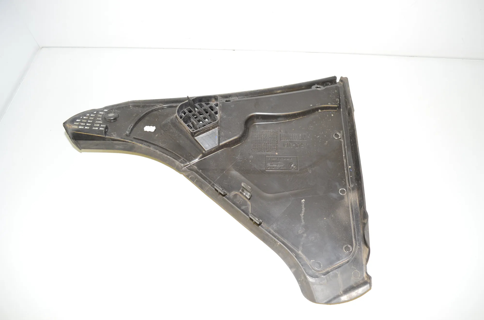 Front Wiper Cowl Trim – OEM 6987605 · BMW 5 Touring (F11) 530 d 2015 – 4