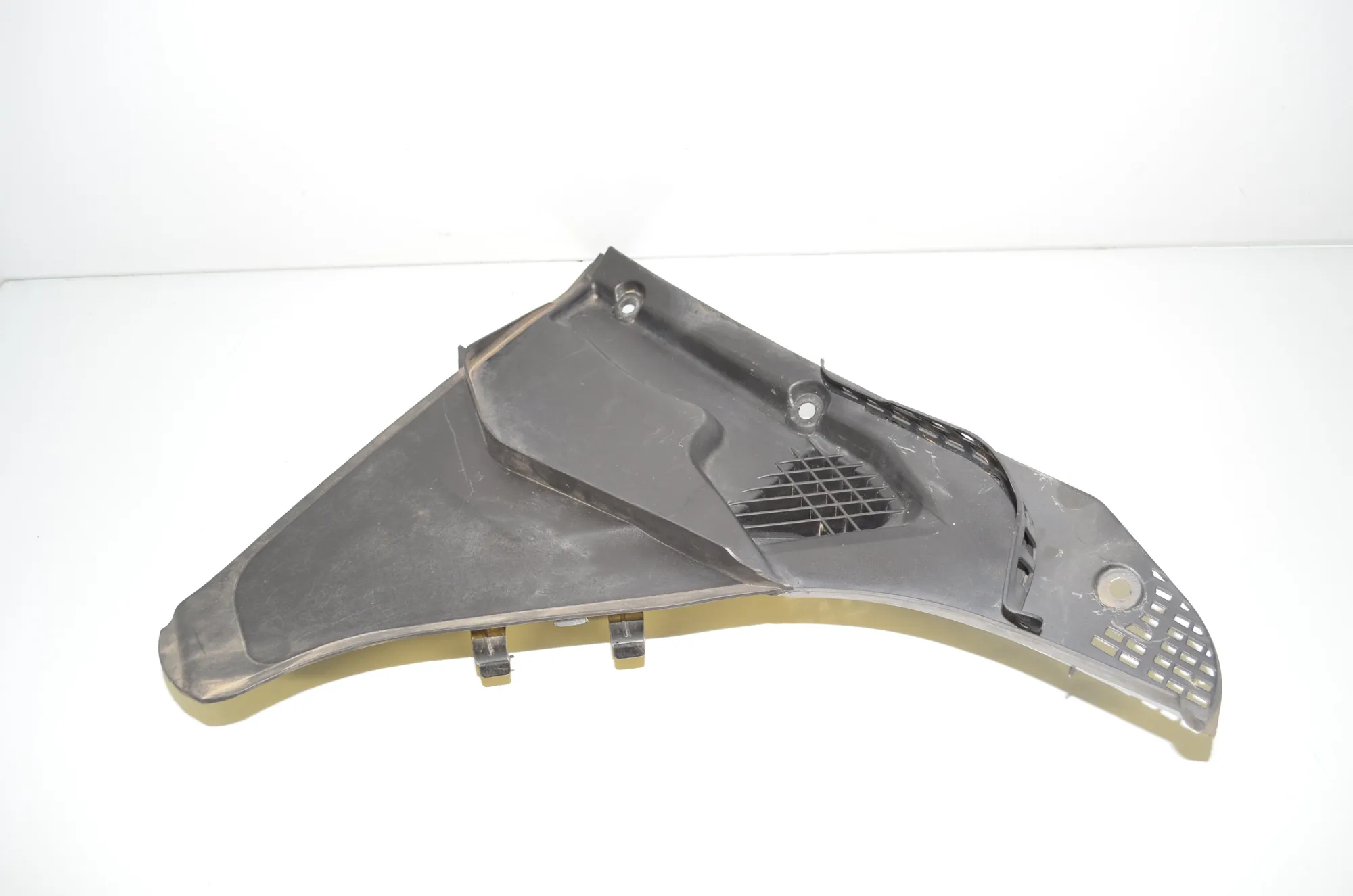 Front Wiper Cowl Trim – OEM 6987605 · BMW 5 Touring (F11) 530 d 2015 – 2