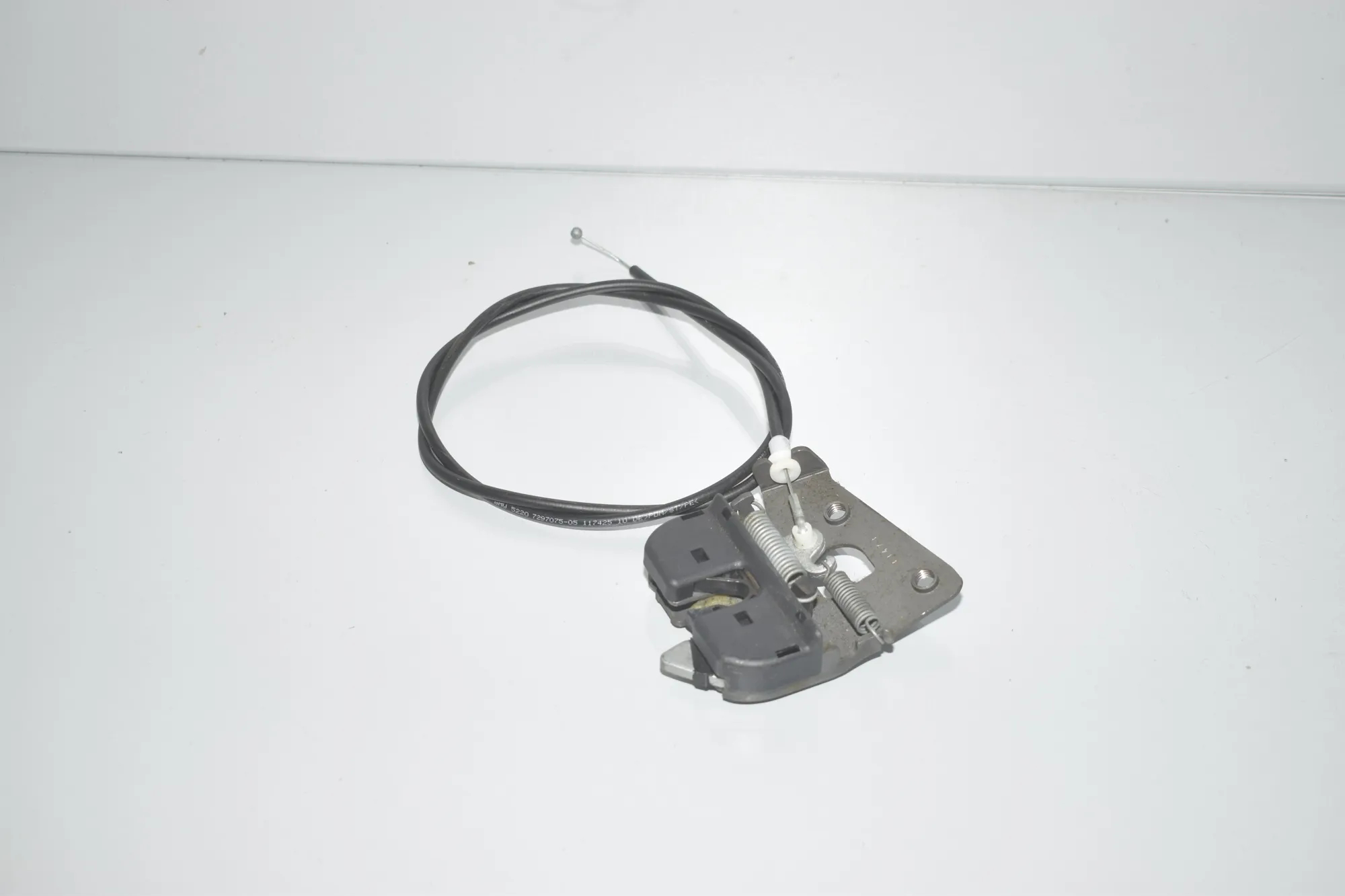 Rear Seat Backrest Lock – OEM 7112864 · BMW 6 Gran Coupe (F06) 650 i xDrive 2013 – 3