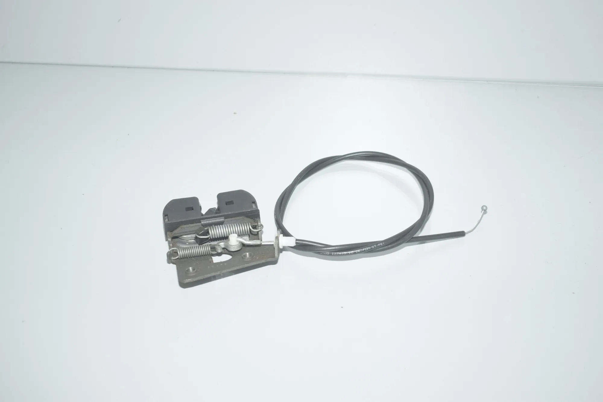 Rear Seat Backrest Lock – OEM 7112864 · BMW 6 Gran Coupe (F06) 650 i xDrive 2013 – 2