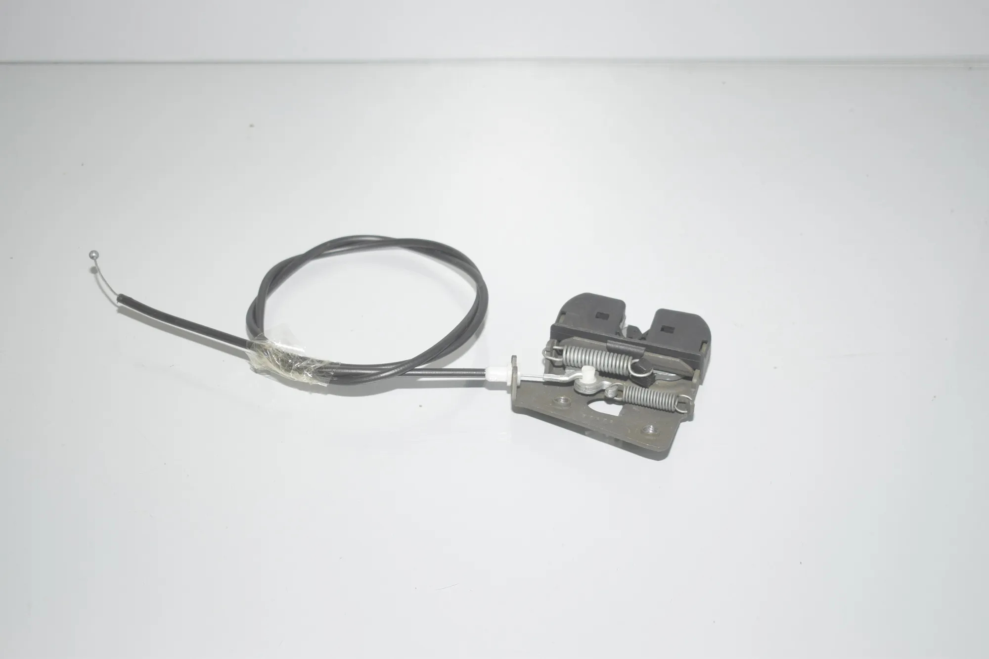 Rear Seat Backrest Lock – OEM 7112863 · BMW 6 Gran Coupe (F06) 650 i xDrive 2013 – 3