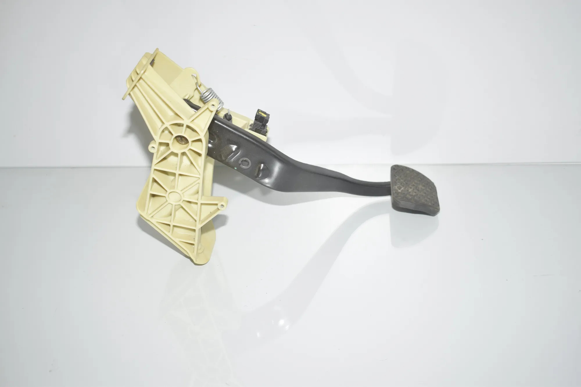 Brake Pedal – OEM 6782665 · BMW 6 Gran Coupe (F06) 650 i xDrive 2013 – 2