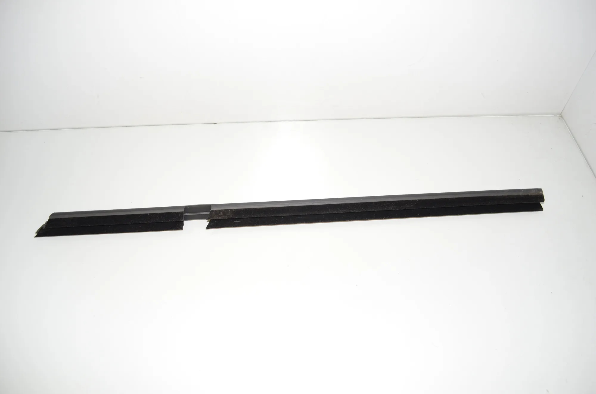 Rear Left Door Window Strip – OEM 7182289 · BMW 5 Touring (F11) 530 d 2015