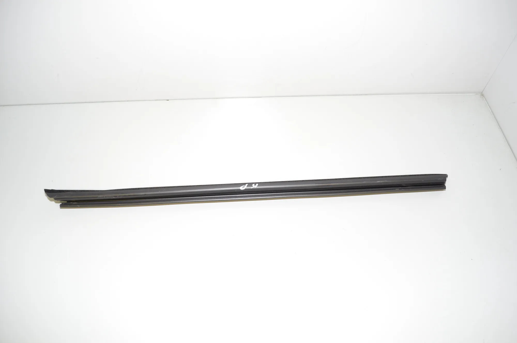 Front Left Door Window Strip – OEM 7182277 · BMW 5 Touring (F11) 530 d 2015 – 2