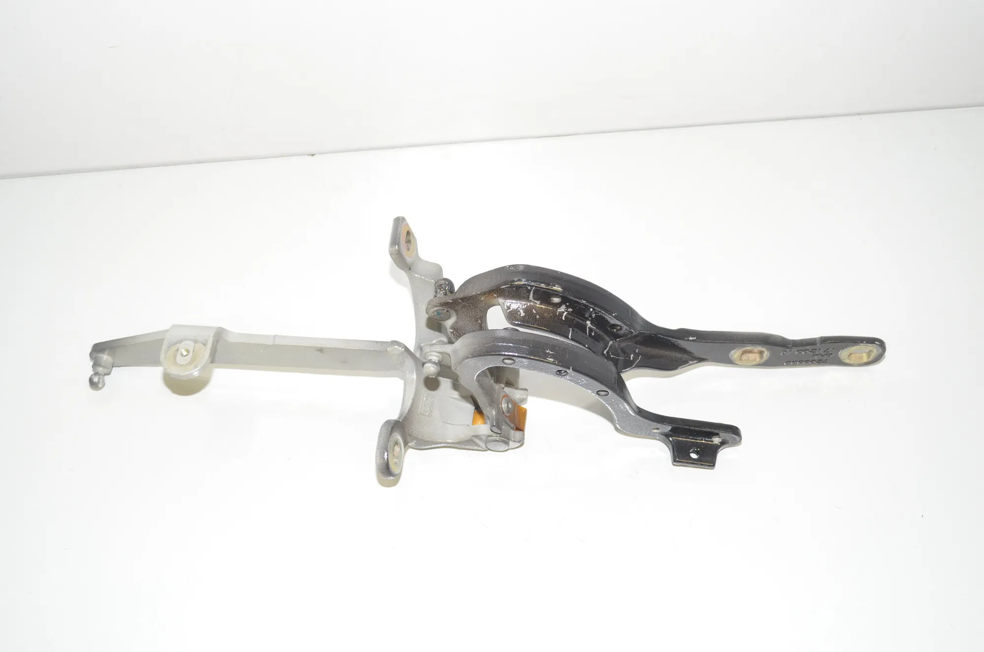 Left Side Bootlid Hinge – OEM 7206689 · BMW 5 Touring (F11) 530 d 2015