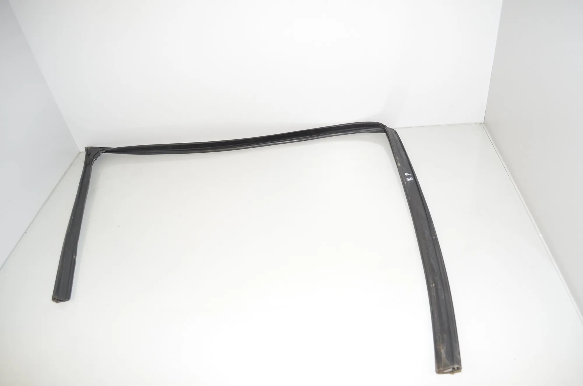 Front Left Door Rubber Seal – OEM 7182273 · BMW 5 Touring (F11) 530 d 2015 – 3