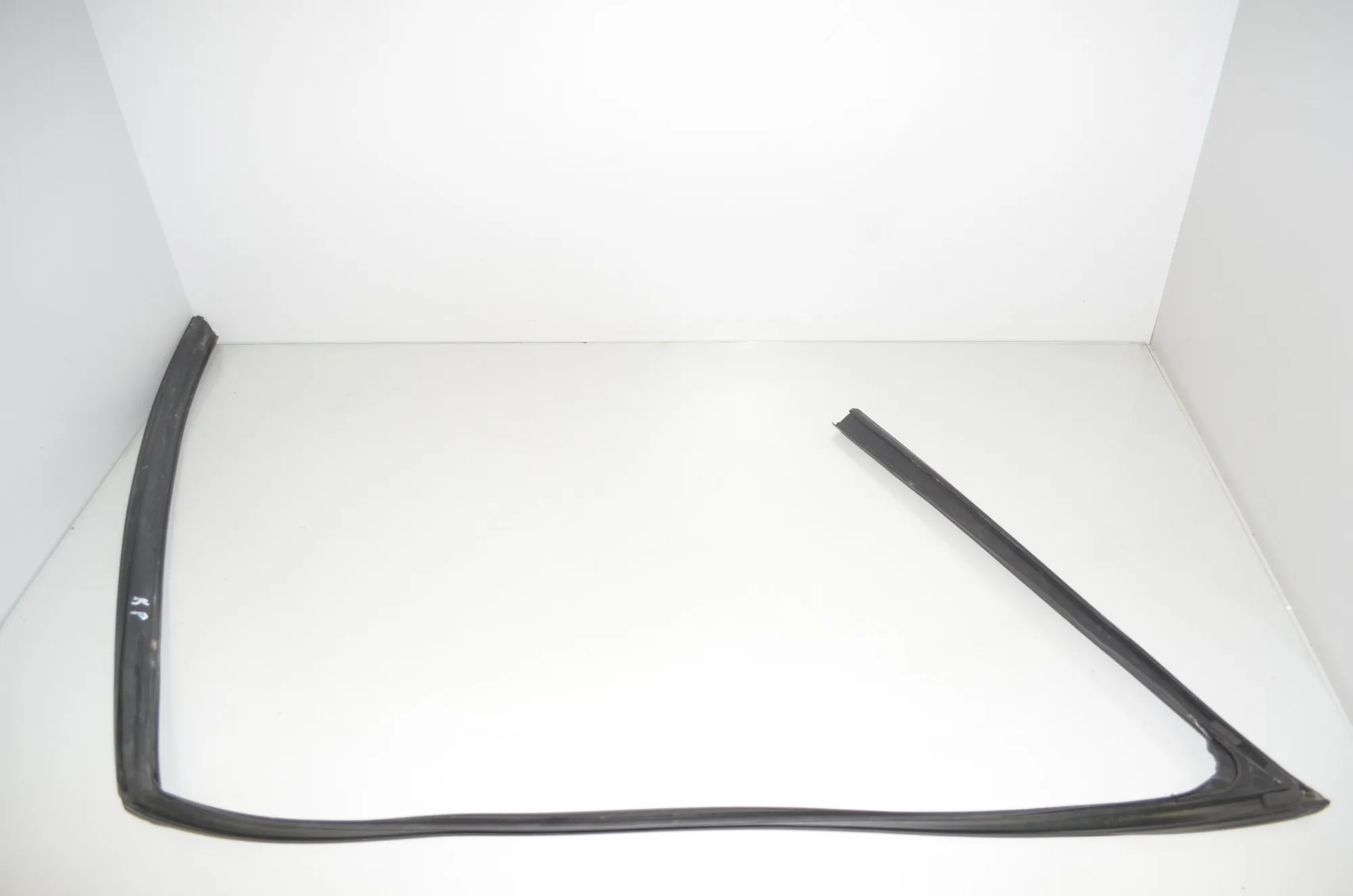 Front Left Door Rubber Seal – OEM 7182273 · BMW 5 Touring (F11) 530 d 2015 – 4