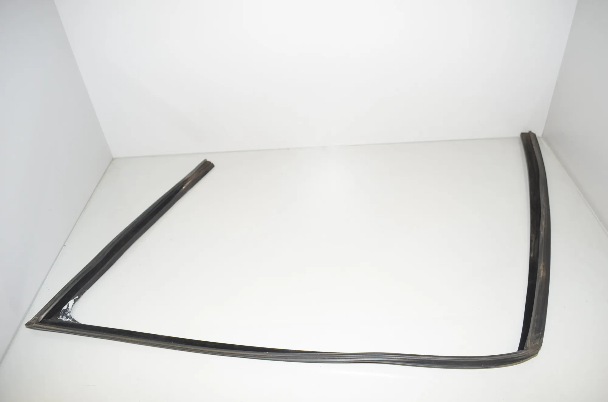 Front Left Door Rubber Seal – OEM 7182273 · BMW 5 Touring (F11) 530 d 2015 – 2