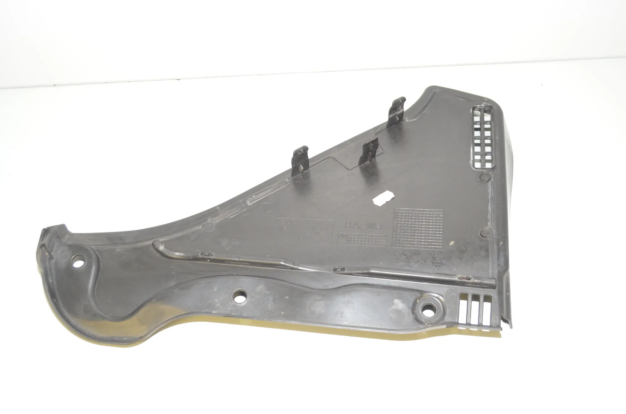 Front Wiper Cowl Trim – OEM 7216977 · BMW 6 Gran Coupe (F06) 650 i xDrive 2013 – 3