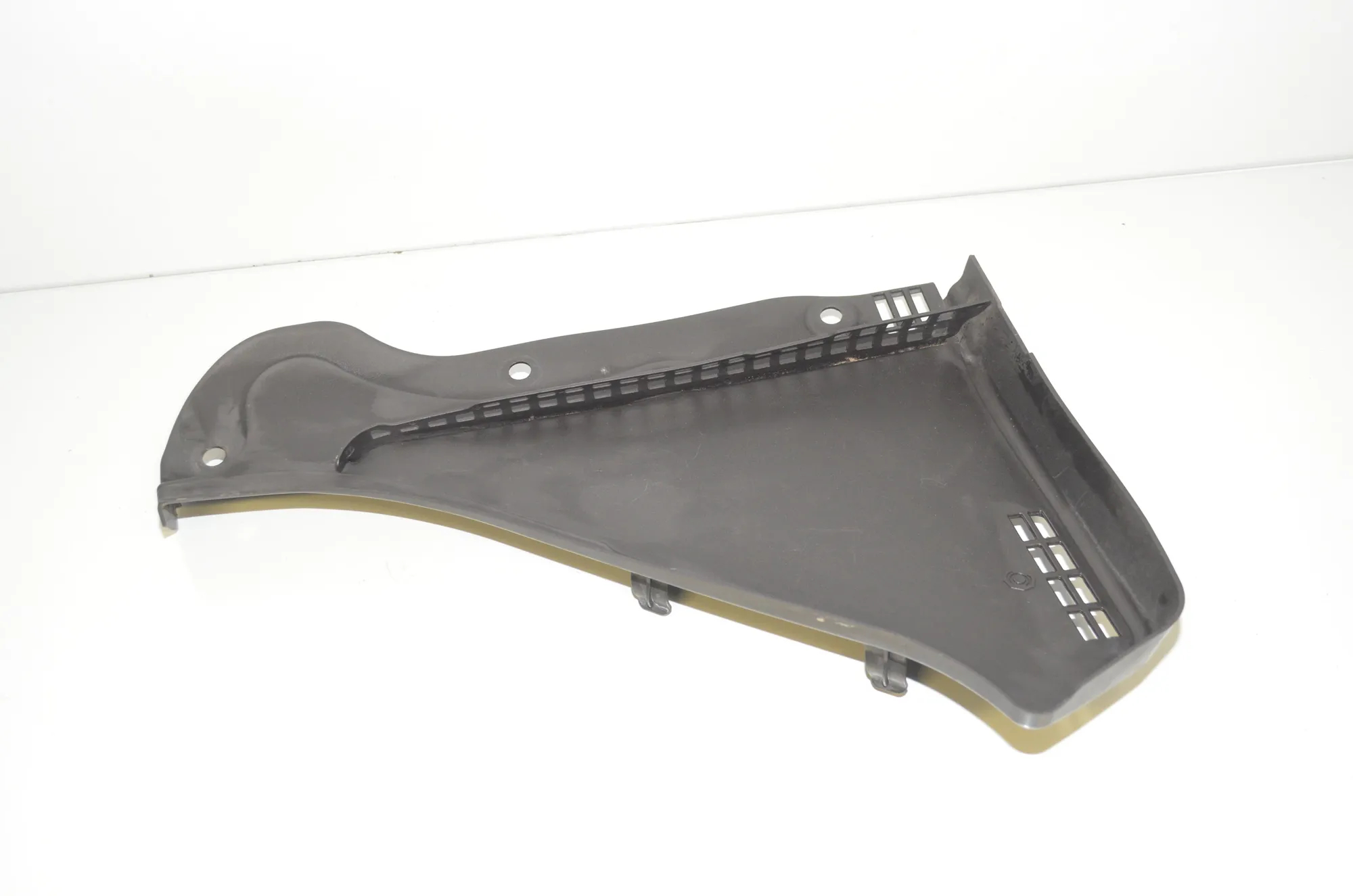 Front Wiper Cowl Trim – OEM 7216977 · BMW 6 Gran Coupe (F06) 650 i xDrive 2013 – 2