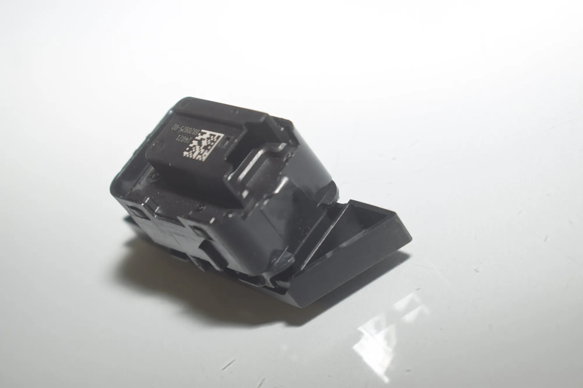 Door unlock/lock buttons – OEM 6820925 · BMW 3 Touring (G21) (2019 - -) 330 e Plug-in-Hybrid 2021 – 4