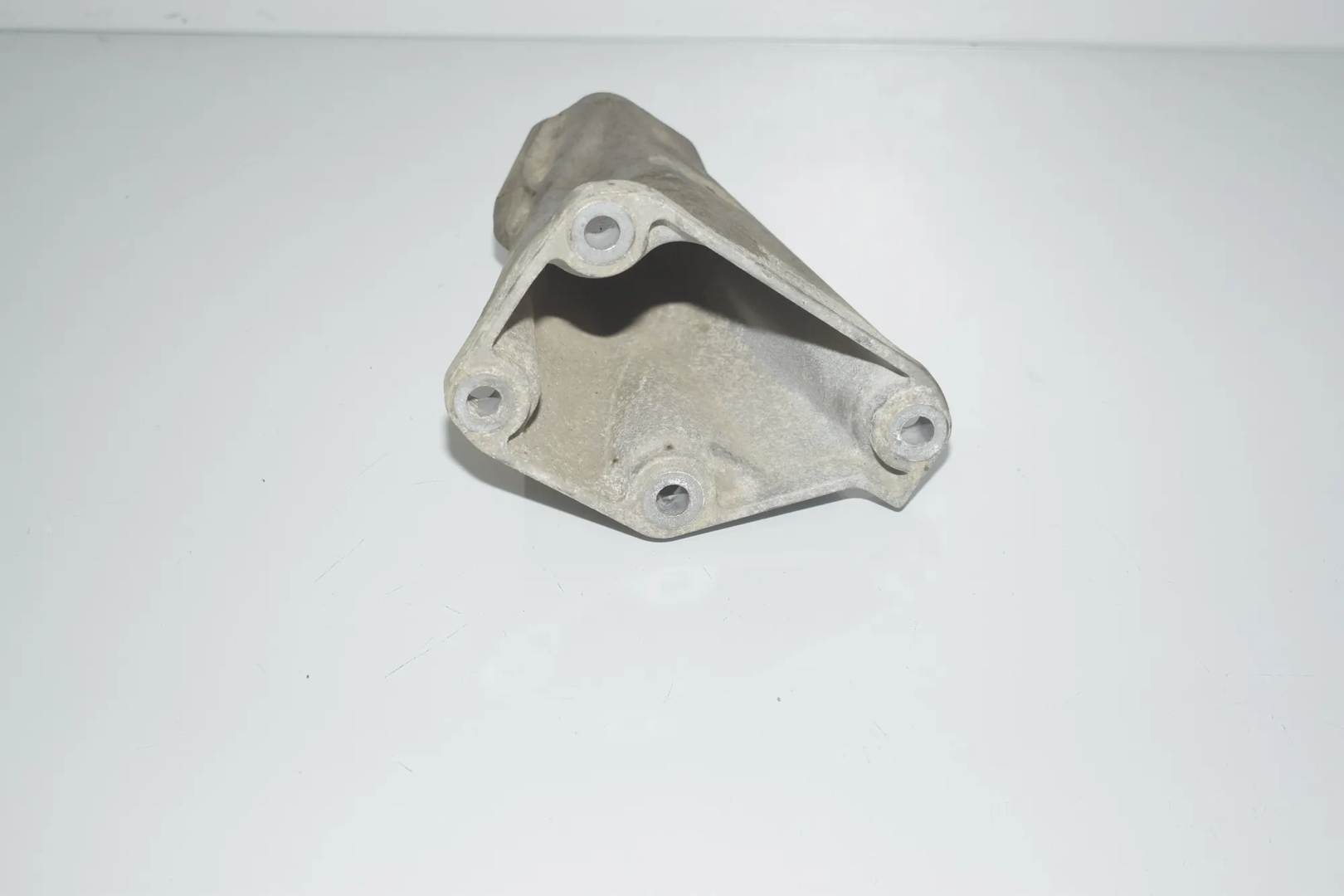Left Side Engine Bracket – OEM 6777621 · BMW 6 Gran Coupe (F06) 650 i xDrive 2013 – 3