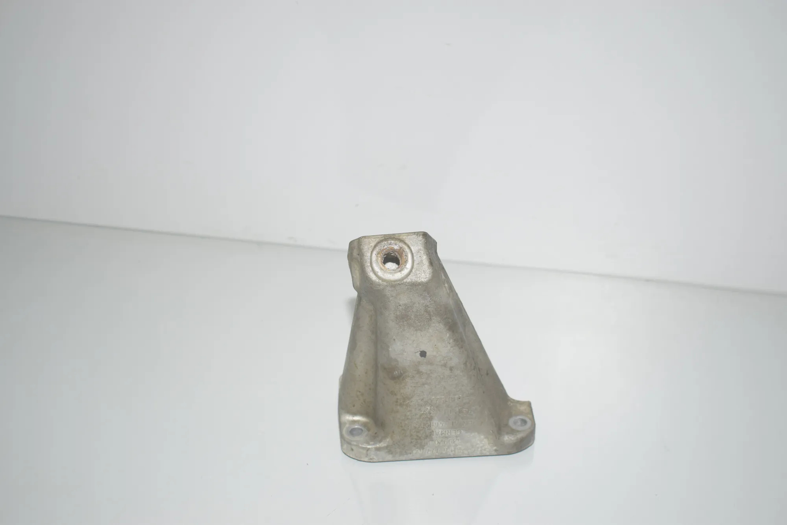 Left Side Engine Bracket – OEM 6777621 · BMW 6 Gran Coupe (F06) 650 i xDrive 2013 – 4