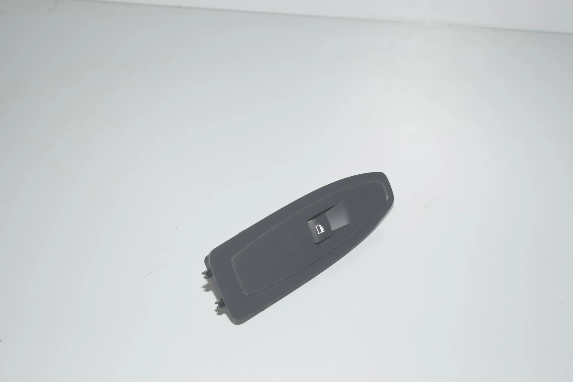 Front Right Door Window Switch – OEM 9208107 · BMW 2 Cabrio (F23) 220 i 2017 – 2