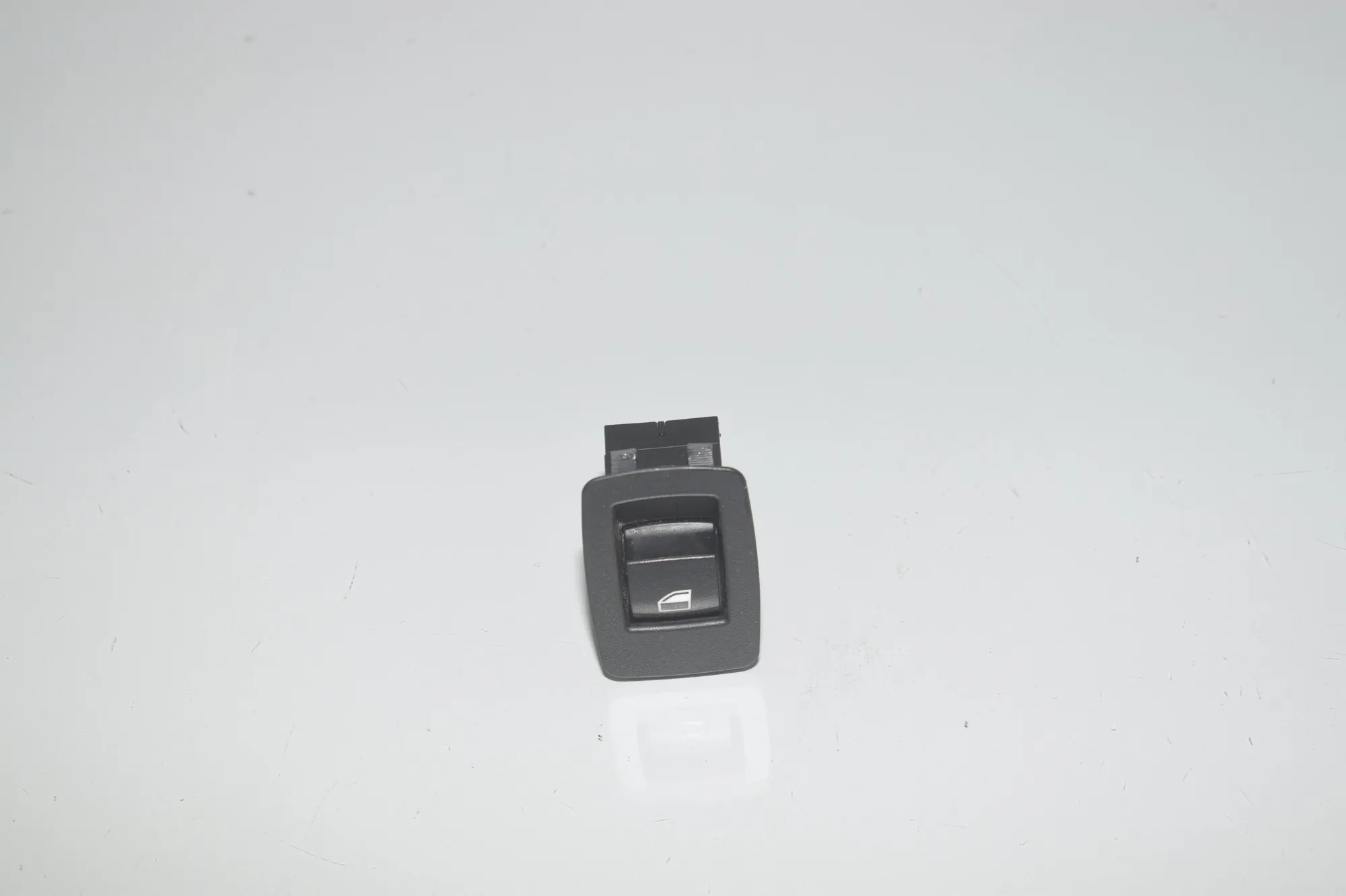 Front Right Door Window Switch – OEM 9208106 · BMW X3 (F25) xDrive 20 d 2013