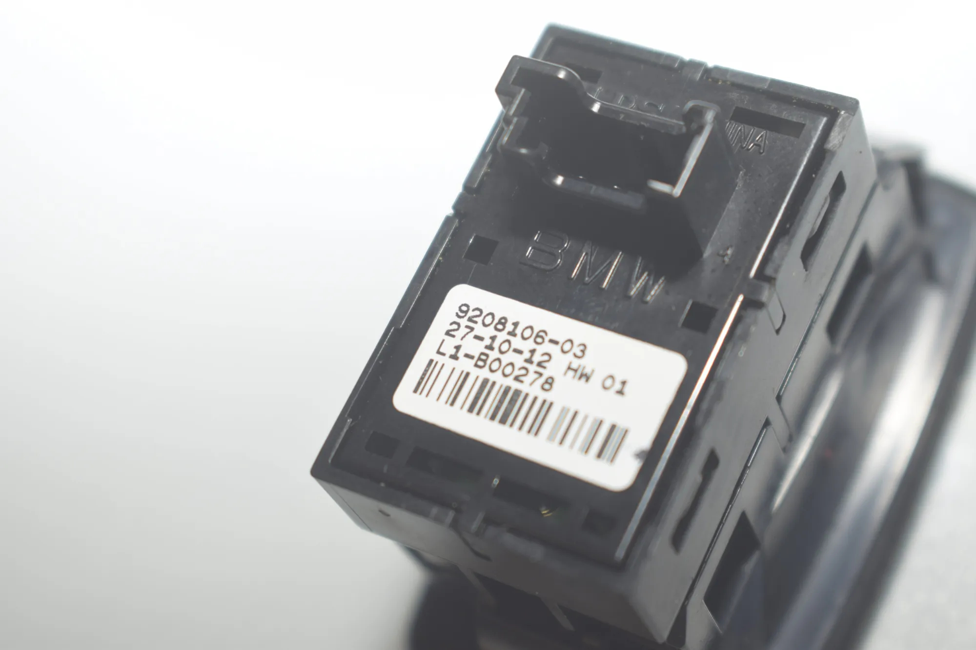 Rear Right Door Window Switch – OEM 9208106 · BMW X3 (F25) xDrive 20 d 2013 – 6
