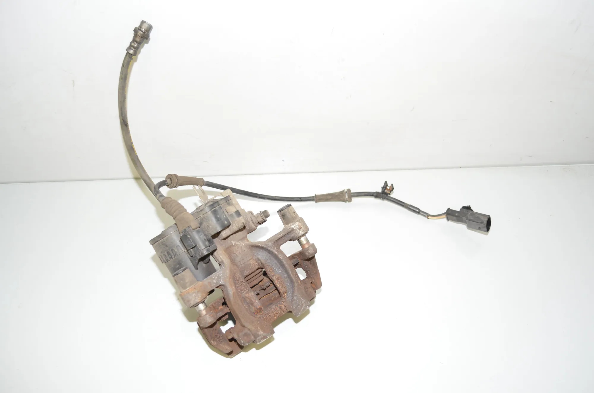 Rear Left Brake Caliper – OEM 6883025 · BMW i3 (I01) Electric 2019 – 4