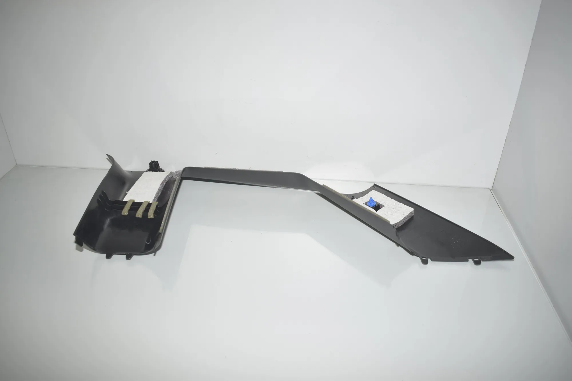 Rear Left Pillar Trim – OEM 7275669 · BMW i3 (I01) Electric 2019 – 2