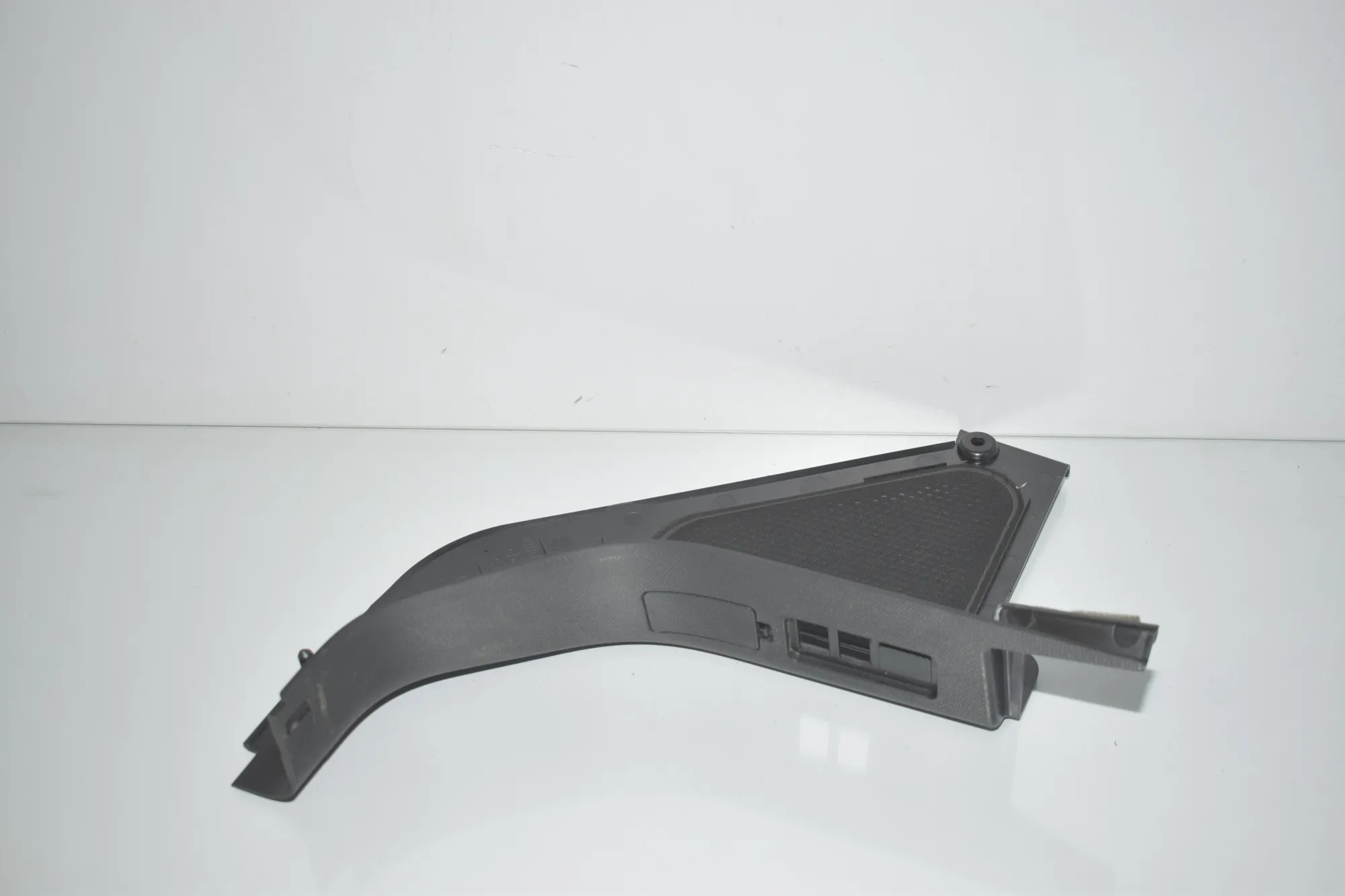 Front Left Interior Step Trim – OEM 7272417 · BMW i3 (I01) Electric 2019 – 3