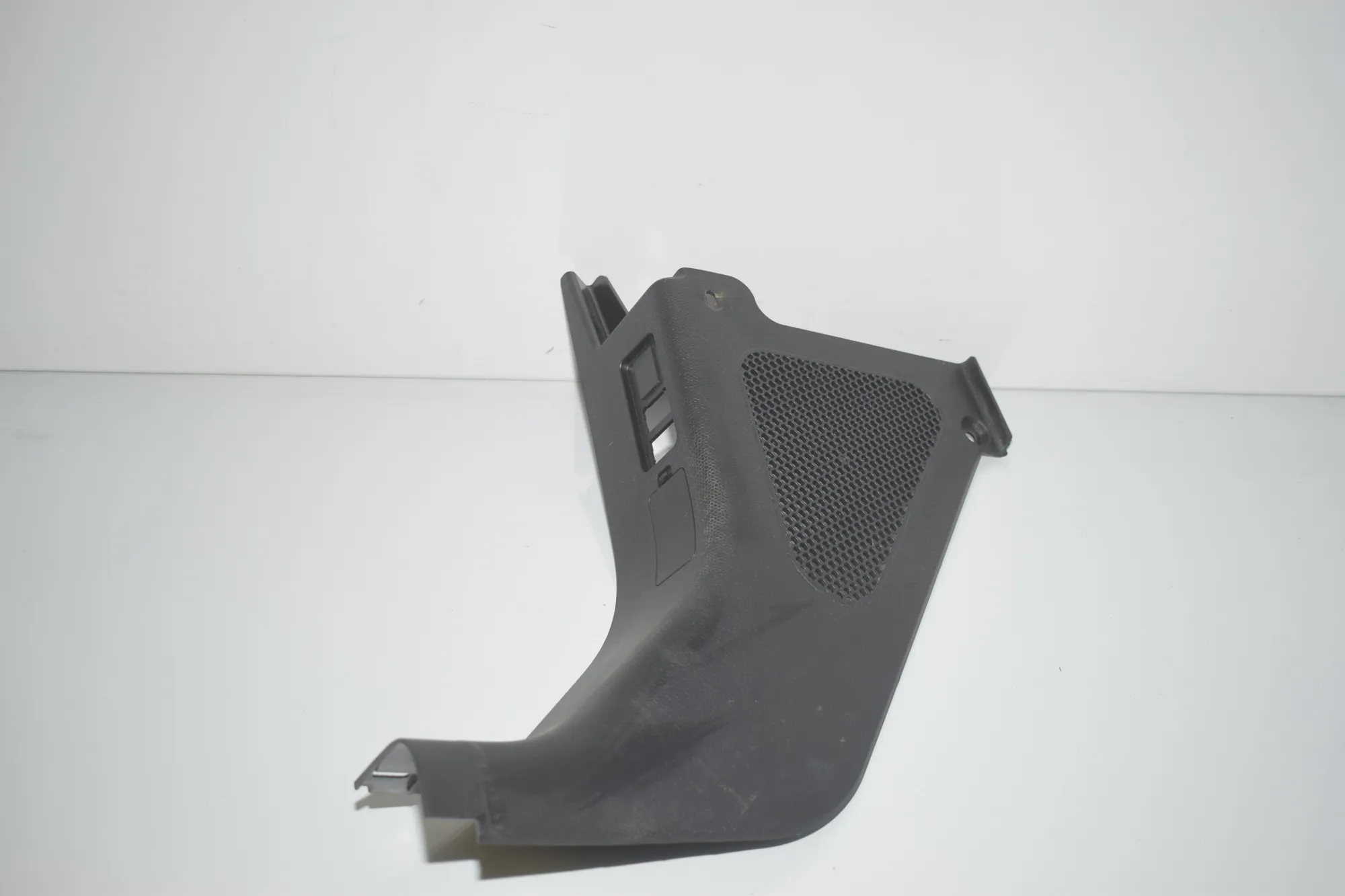 Front Left Interior Step Trim – OEM 7272417 · BMW i3 (I01) Electric 2019 – 2