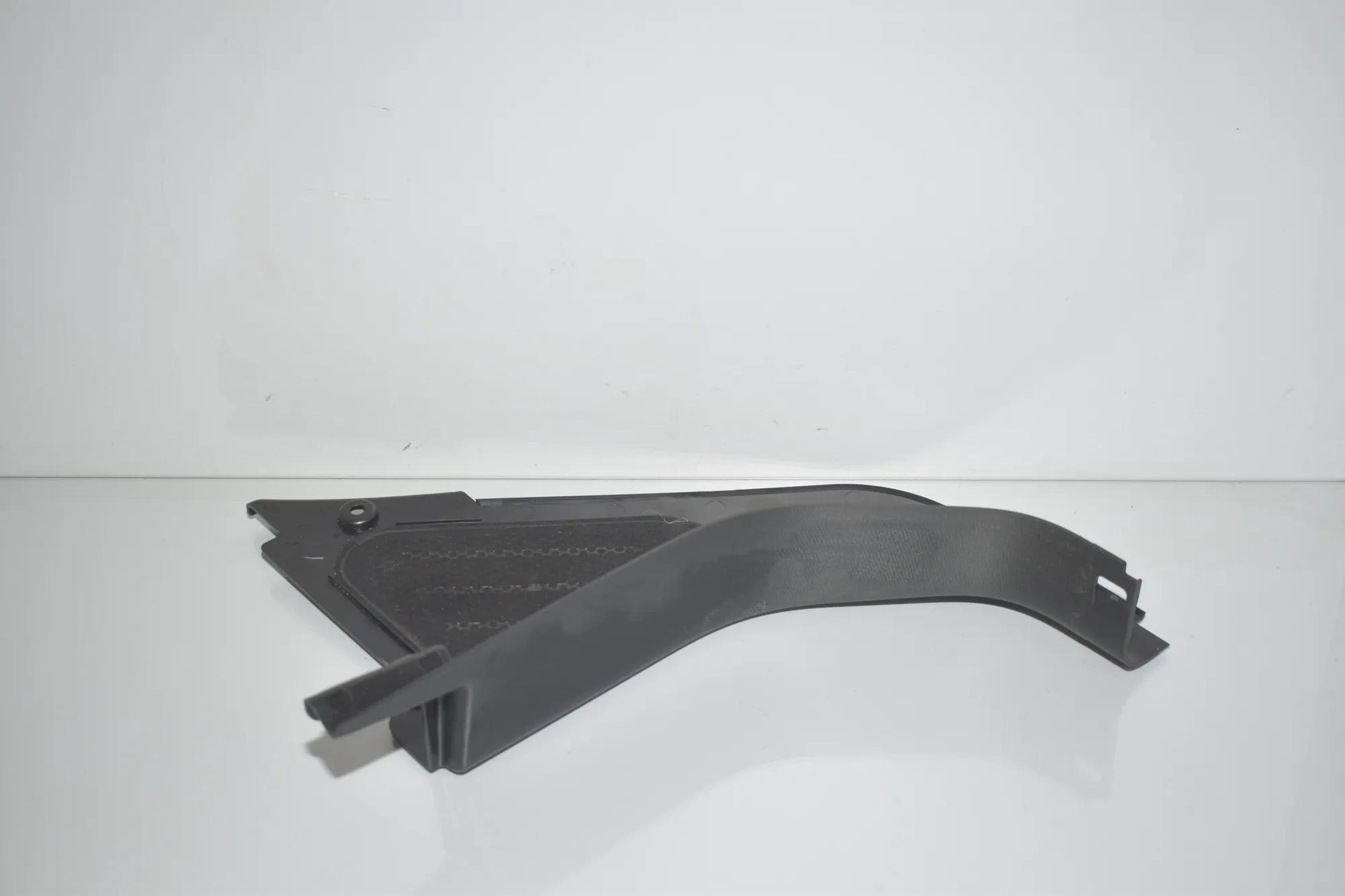 Front Right Interior Step Trim – OEM 7272418 · BMW i3 (I01) Electric 2019 – 3