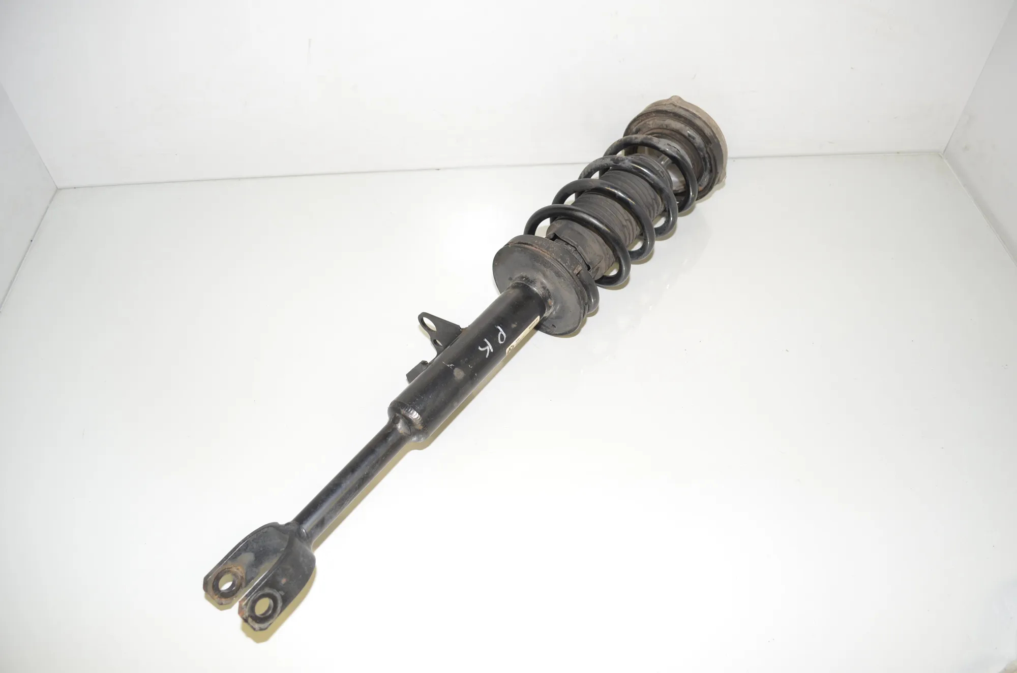 Front Left Shock Absorber – OEM 6866597 · BMW 5 (G30) (2016 - -) 520 i 2018 – 2