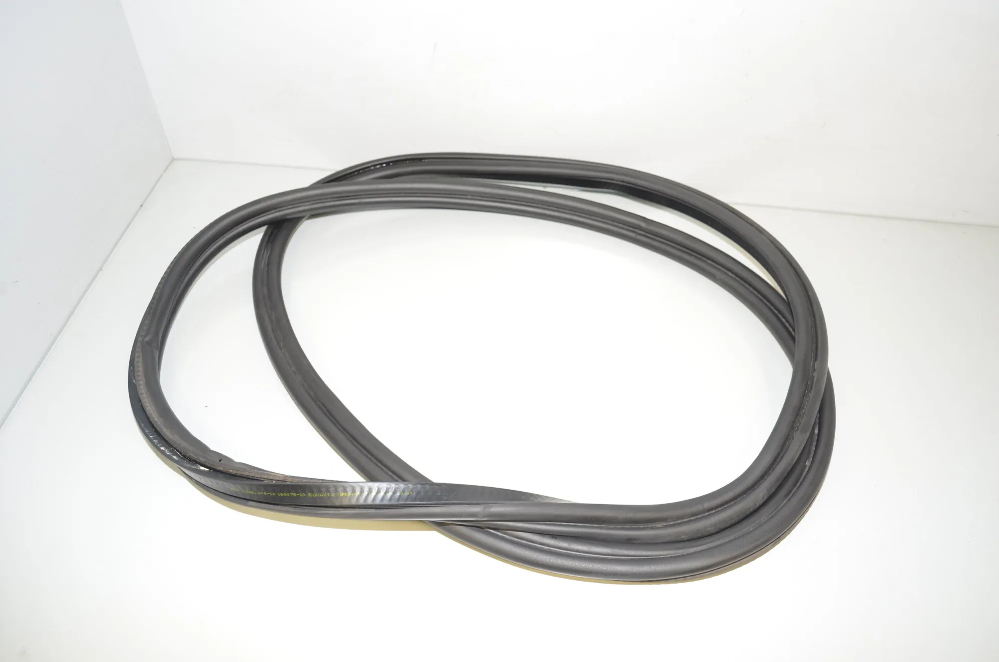 Tailgate Rubber Seal – OEM 7296906 · BMW i3 (I01) Electric 2019 – 2