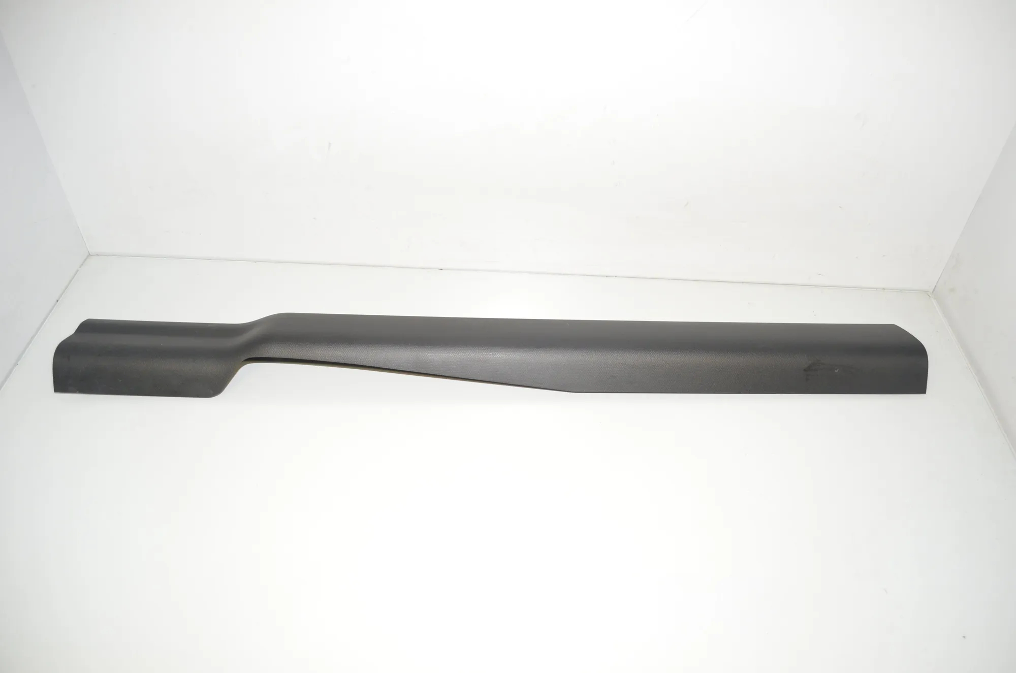 Front Right Interior Step Trim – OEM 7272380 · BMW i3 (I01) Electric 2019 – 2
