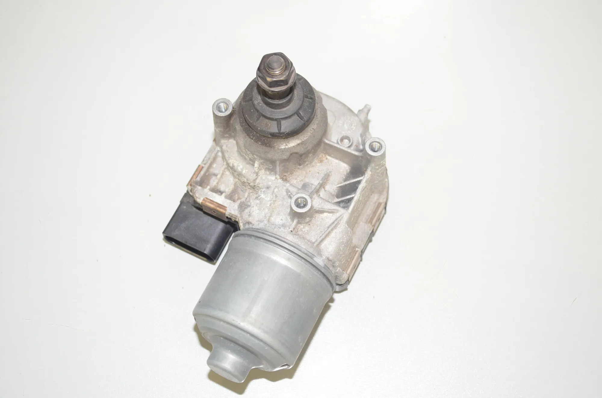 Front Windshield Wiper Mechanism Motor – OEM 7359450 · BMW i3 (I01) Electric 2019 – 3