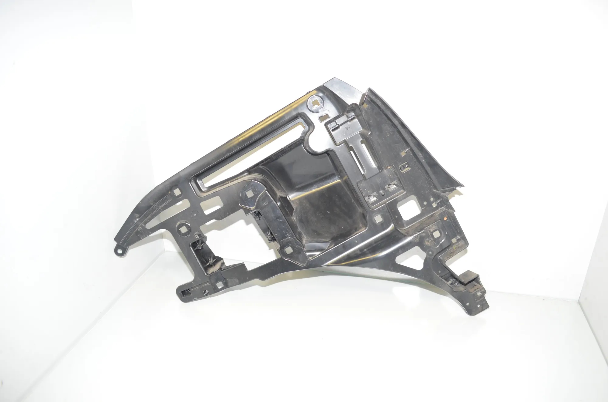 Rear Right Bumper Bracket – OEM 7296754 · BMW i3 (I01) Electric 2019 – 2