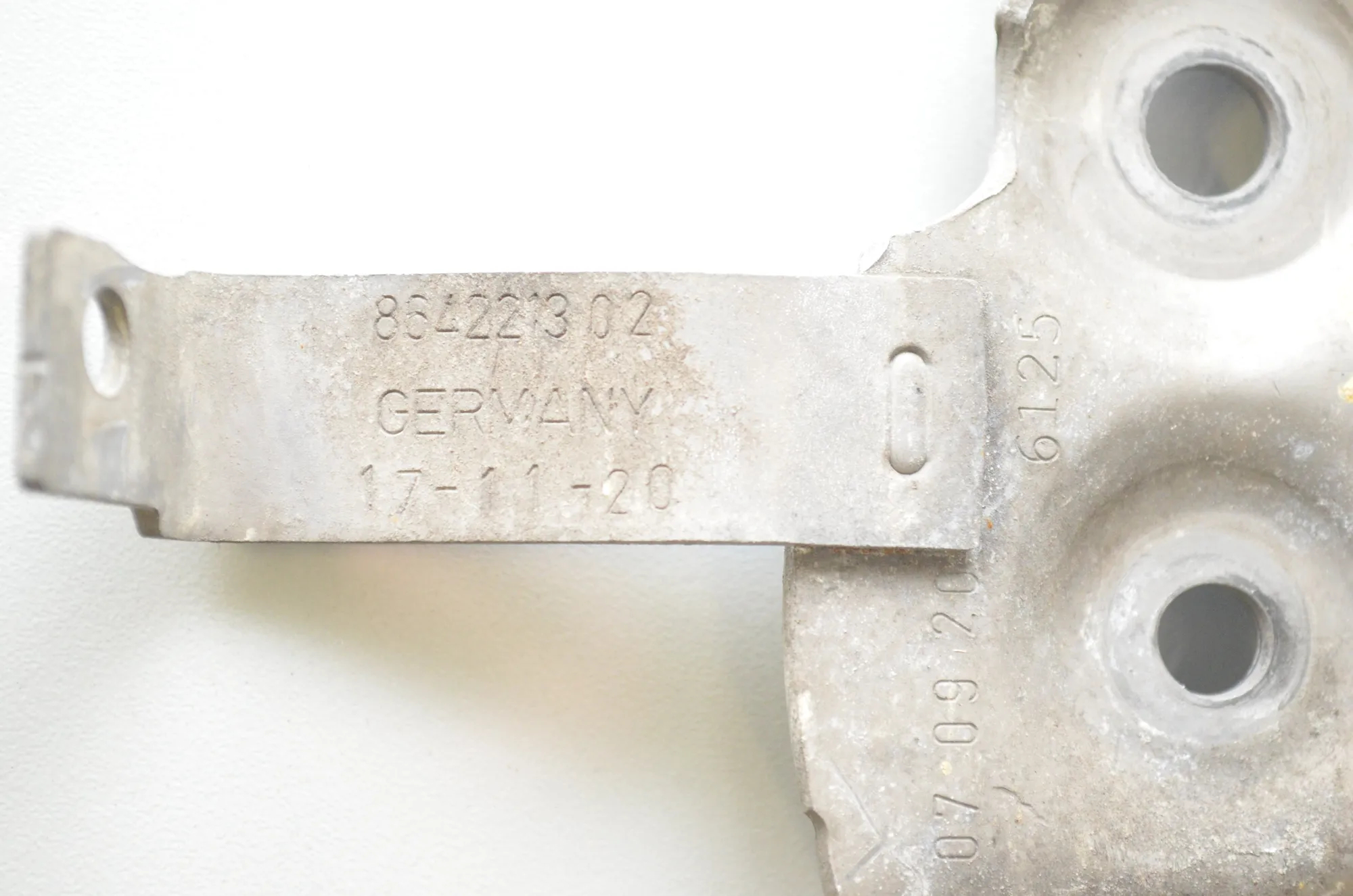 Bracket – OEM 8642213 · BMW 3 (G20, G28) (2018 - -) 330 e 2021 – 4