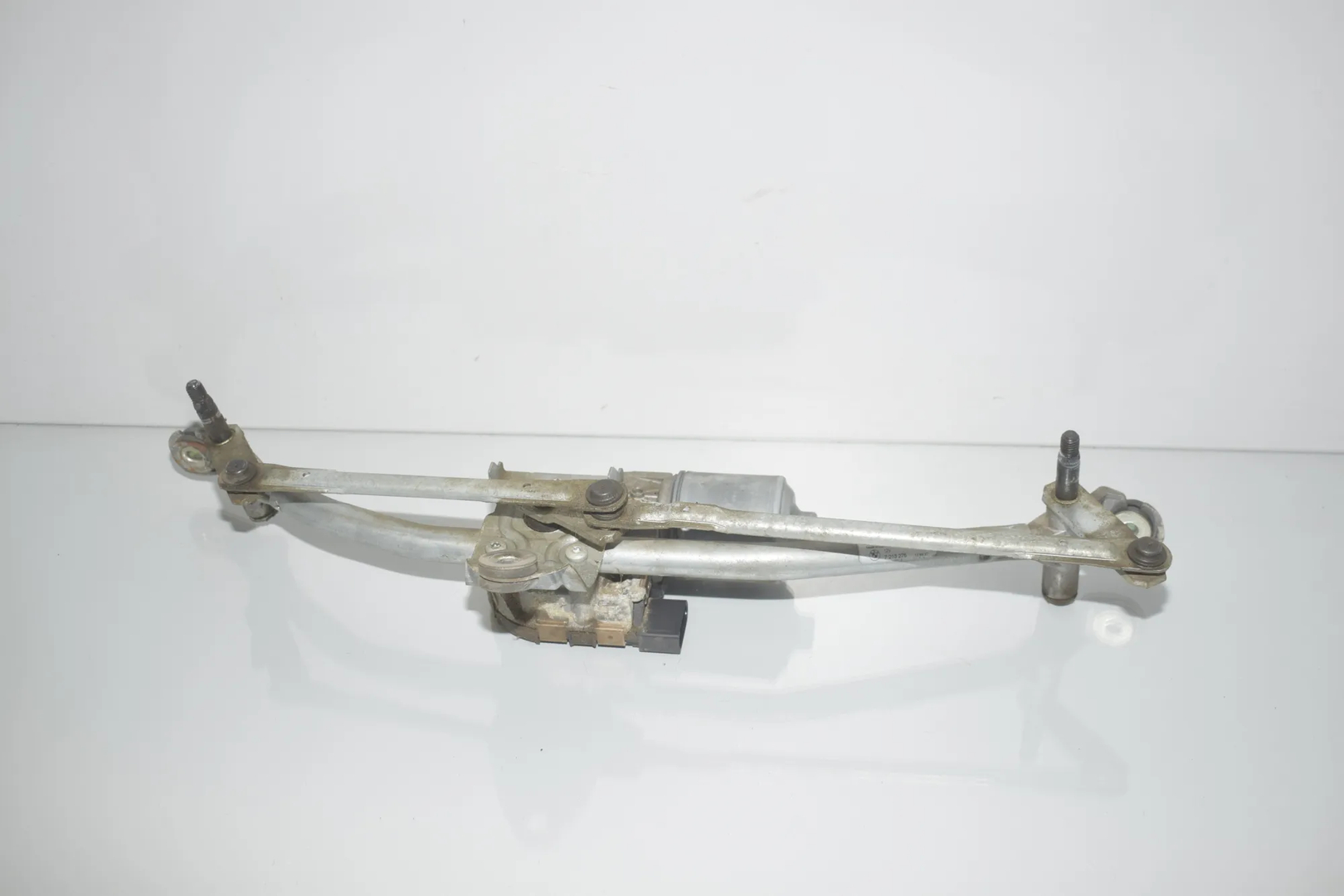 Front Windshield Wiper Mechanism – OEM 7021315 · BMW X3 (F25) xDrive 20 d 2012