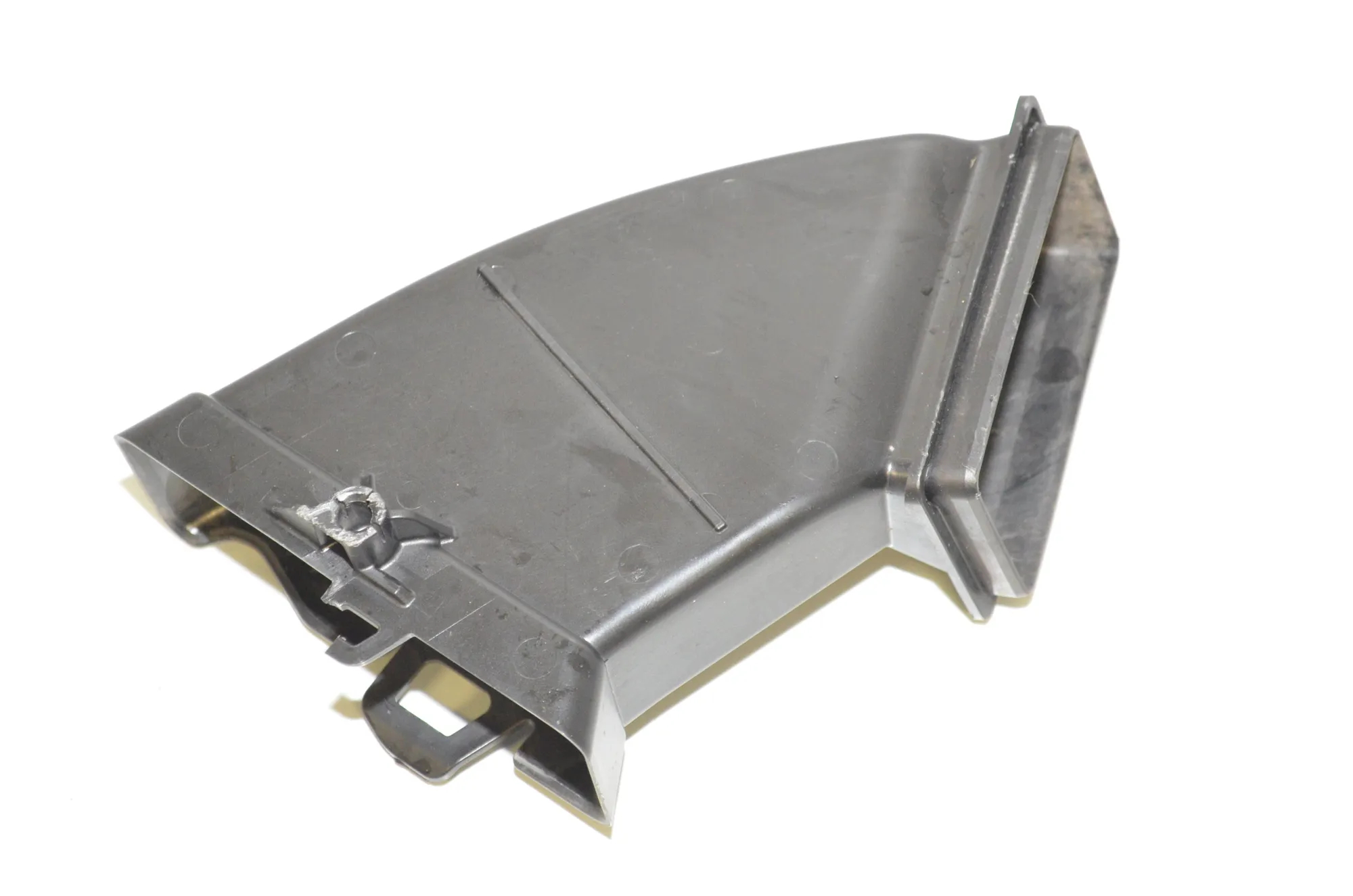 Interior Air Duct Channel – OEM 7357247 · BMW 5 (G30) (2016 - -) 520 i 2018 – 2