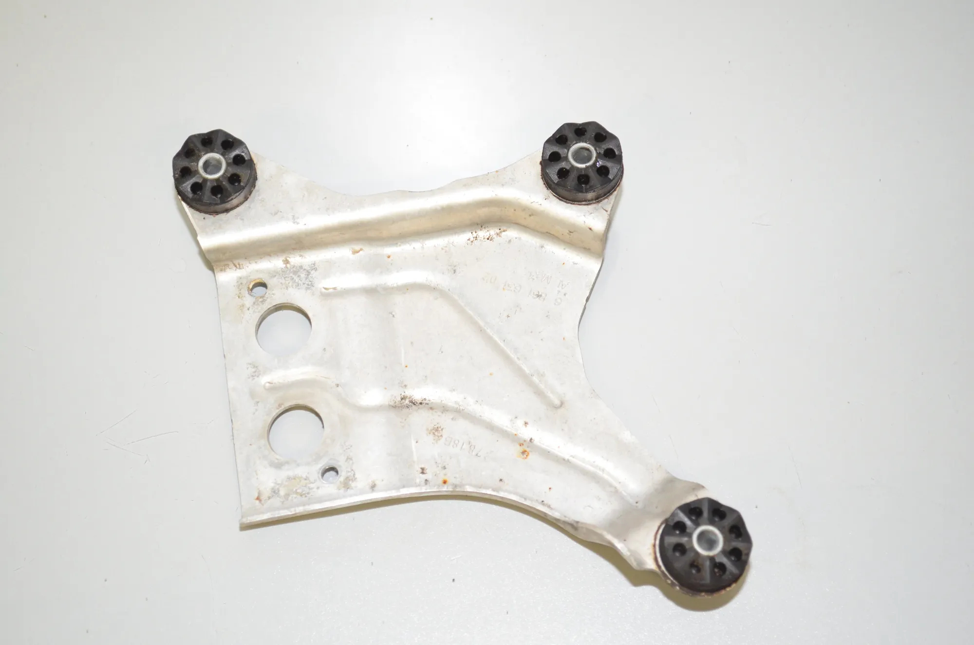 Bracket – OEM 6861631 · BMW 5 (G30) (2016 - -) 520 i 2018 – 2