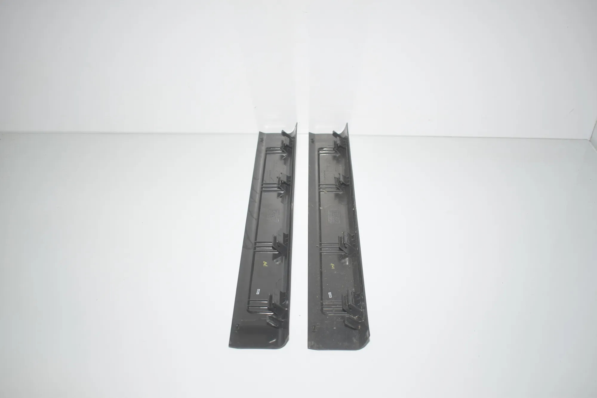 Front Right Interior Step Trim – OEM 7375729 · BMW 5 (G30) (2016 - -) 520 i 2018 – 2