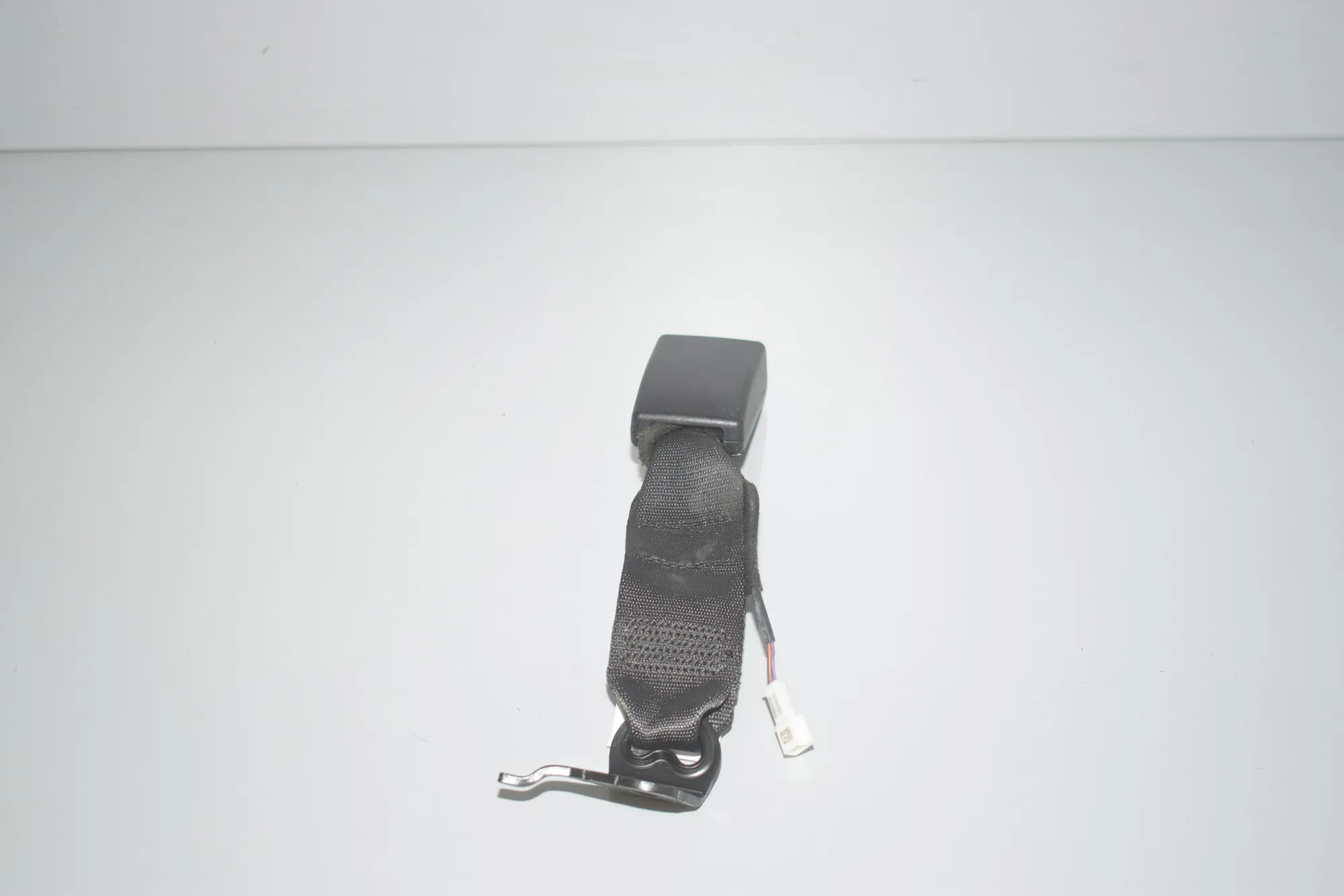 Rear Middle Seat Buckle – OEM 7412785 · BMW 5 (G30) (2016 - -) 520 i 2018