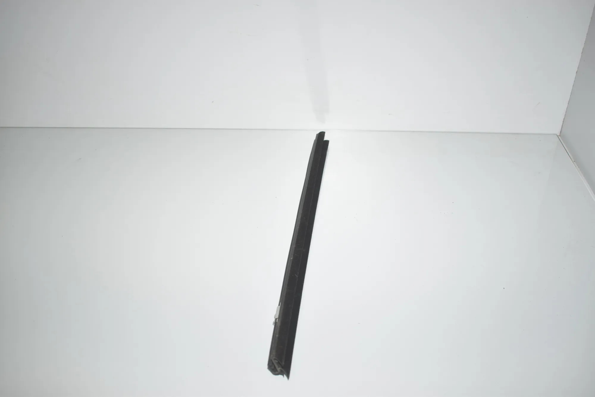 Rear Left Door Window Strip – OEM 7205735 · BMW X3 (F25) xDrive 20 d 2012