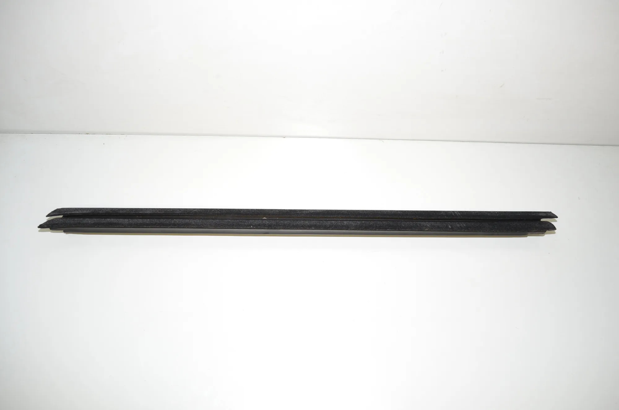 Front Left Door Window Strip – OEM 7407419 · BMW 3 (G20, G28) (2018 - -) 330 e 2021