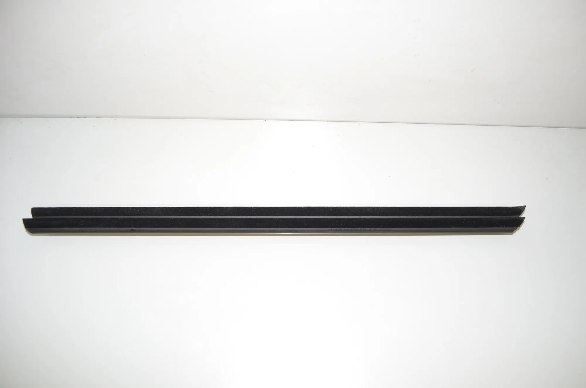 Front Left Door Window Strip – OEM 7407419 · BMW 3 (G20, G28) (2018 - -) 330 e 2021 – 2