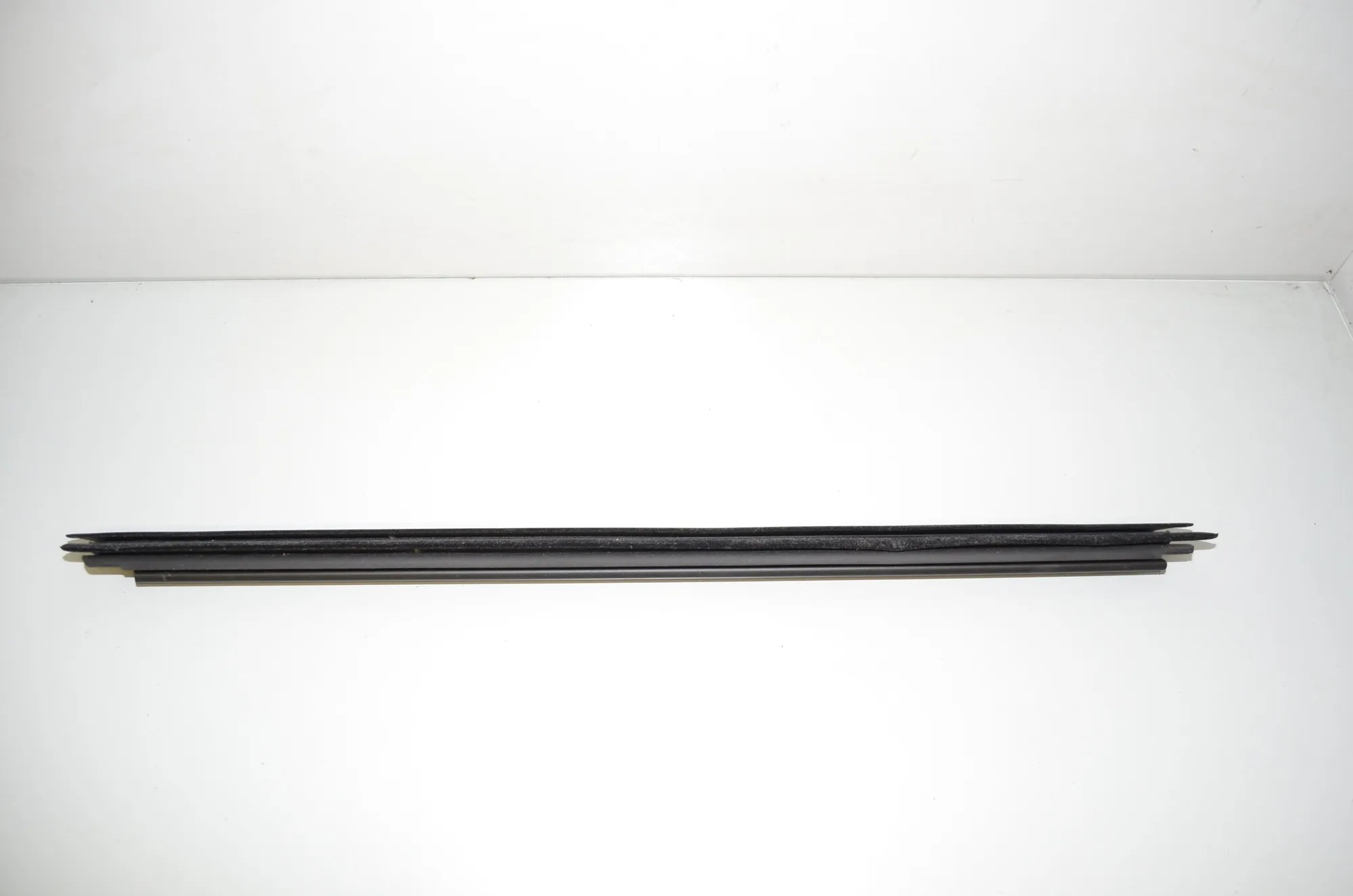 Front Right Door Window Molding – OEM 7407420 · BMW 3 (G20, G28) (2018 - -) 330 e 2021 – 2