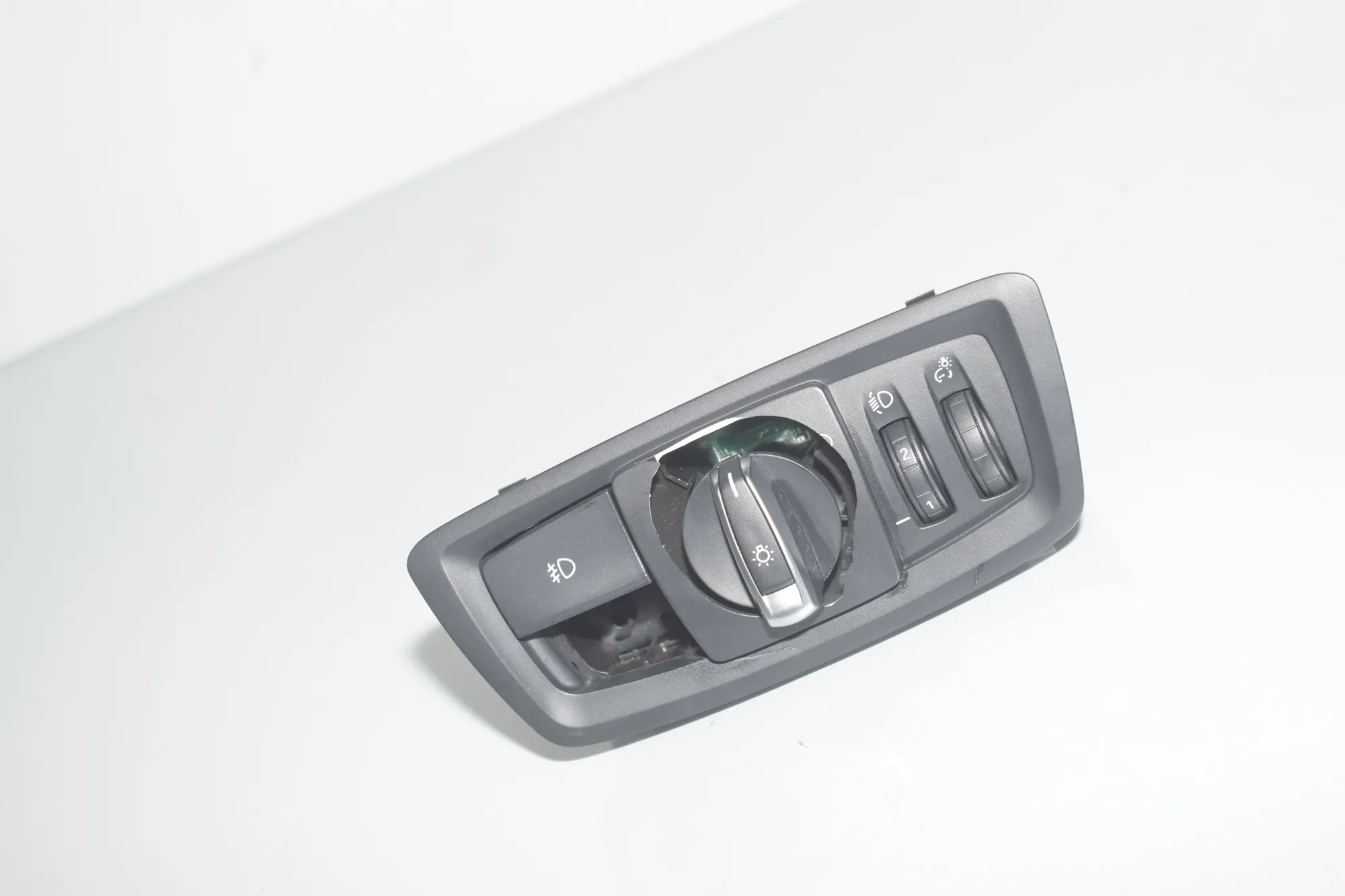 Headlight Switch Control Unit – OEM 6847522 · BMW 1 (F20) BMW 1 (F20) 114 d 2020 – 2