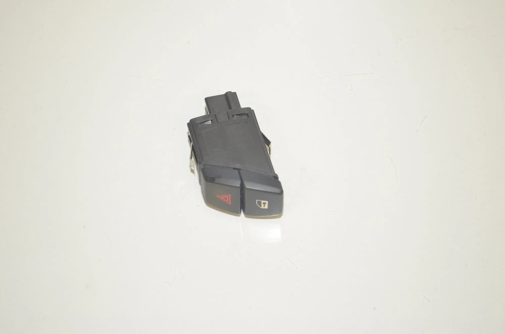 Hazard Button – OEM 9161896 · BMW 5 Touring (F11) 530 d 2012