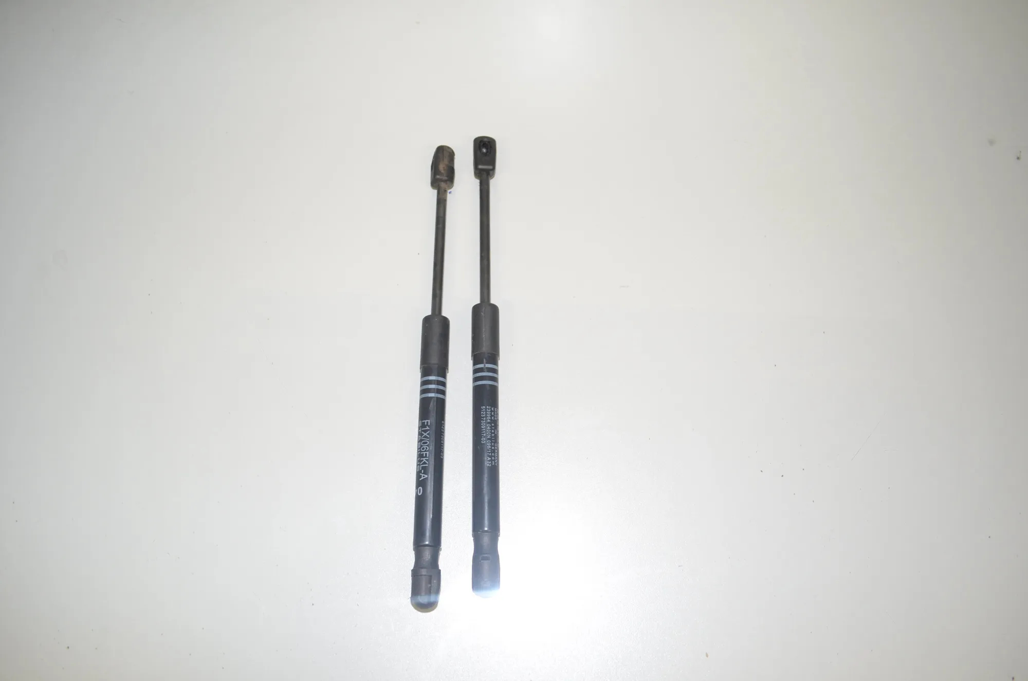 Front Left Bonnet Strut – OEM 7309117 · BMW 5 Touring (F11) 530 d 2012 – 3