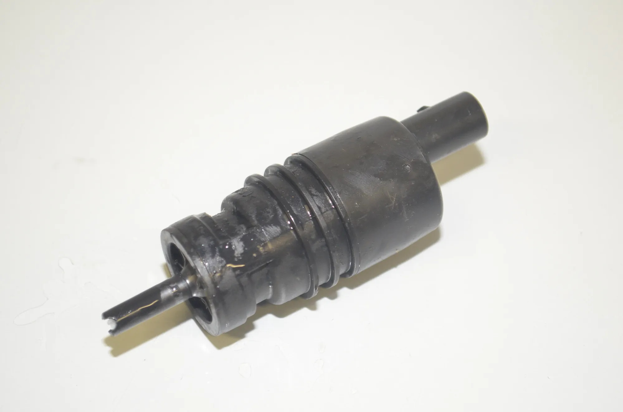 Washer Tank Motor – OEM 6934160 · BMW 5 Touring (F11) 530 d 2012 – 3