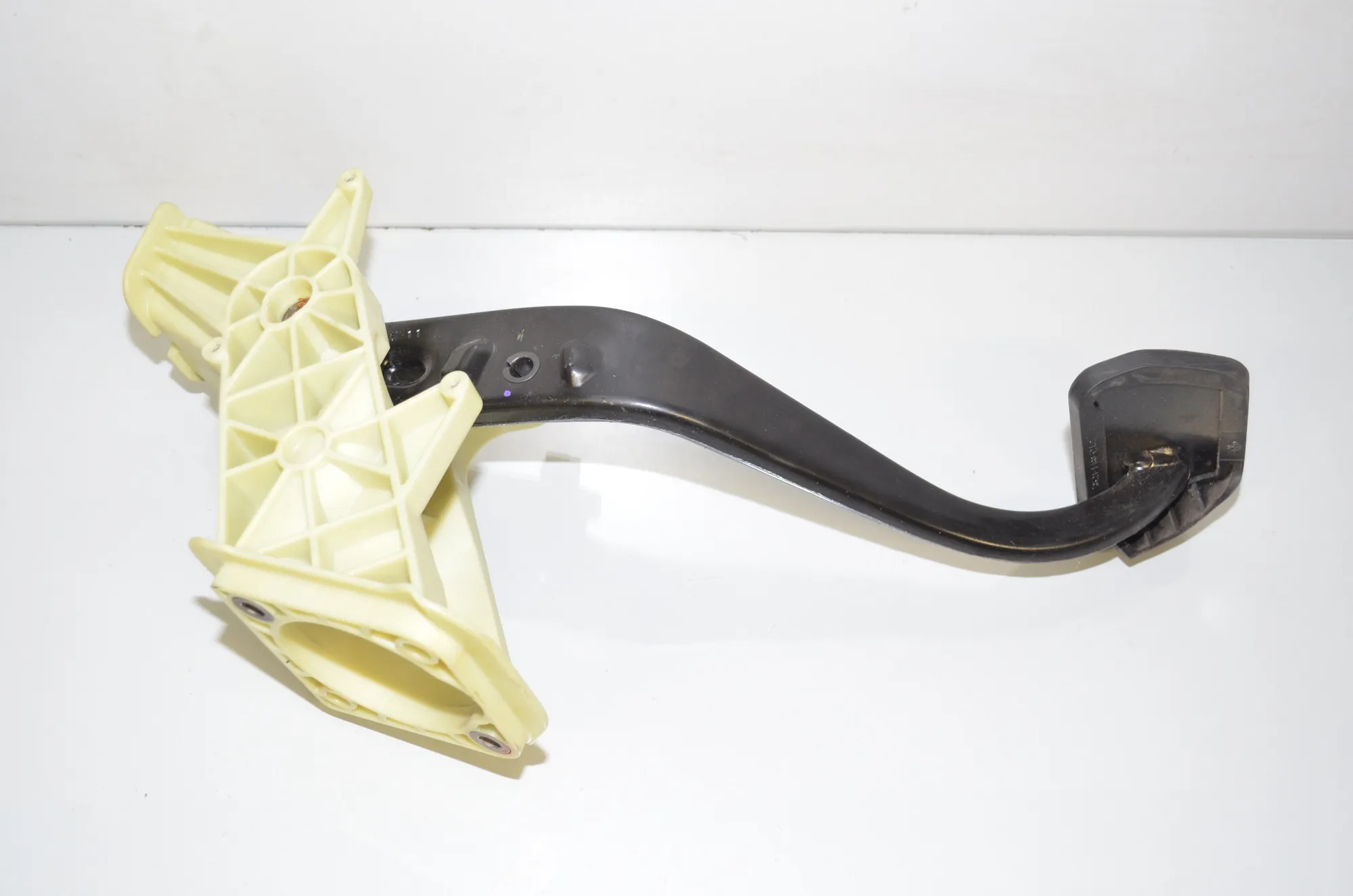 Brake Pedal – OEM 6775368 · BMW 5 Touring (F11) 530 d 2012 – 4